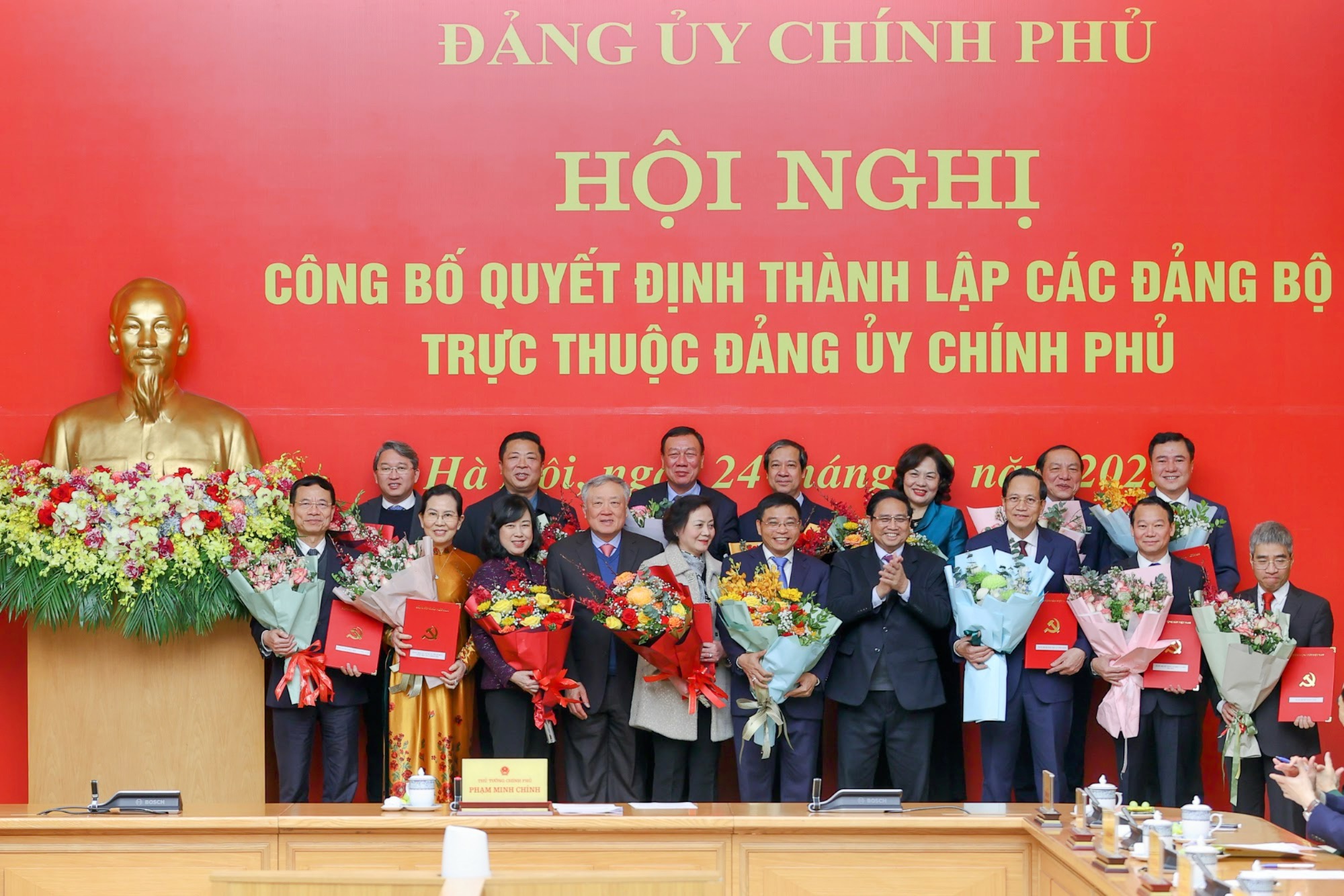 Thủ tướng trao Quyết định th&agrave;nh lập 15 Đảng bộ trực thuộc Đảng ủy Ch&iacute;nh phủ- Ảnh 2.
