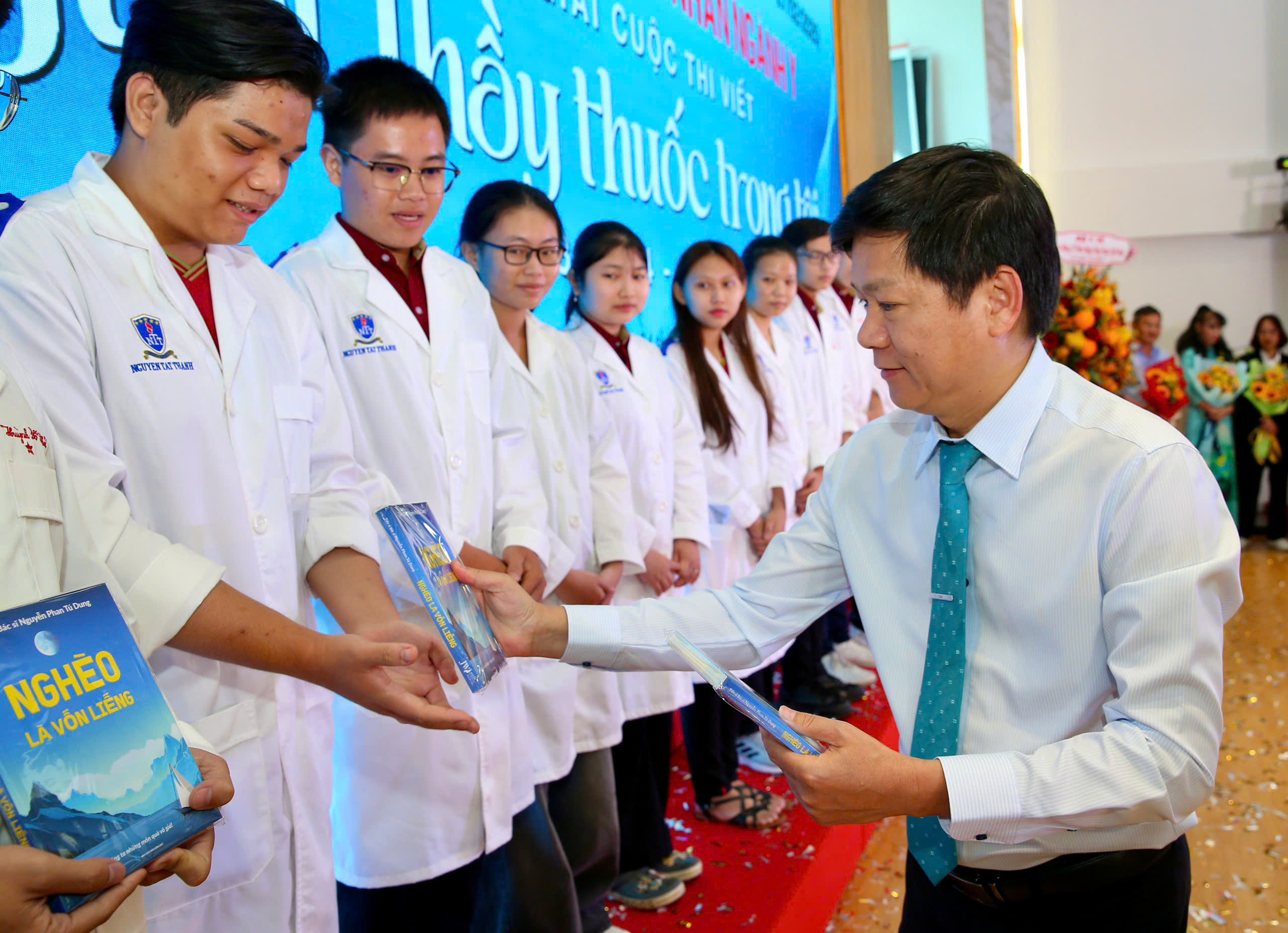 Sinh vi&ecirc;n y khoa tự h&agrave;o về truyền thống ng&agrave;nh y tại lễ trao giải &ldquo;Người Thầy thuốc trong t&ocirc;i&rdquo;- Ảnh 5.