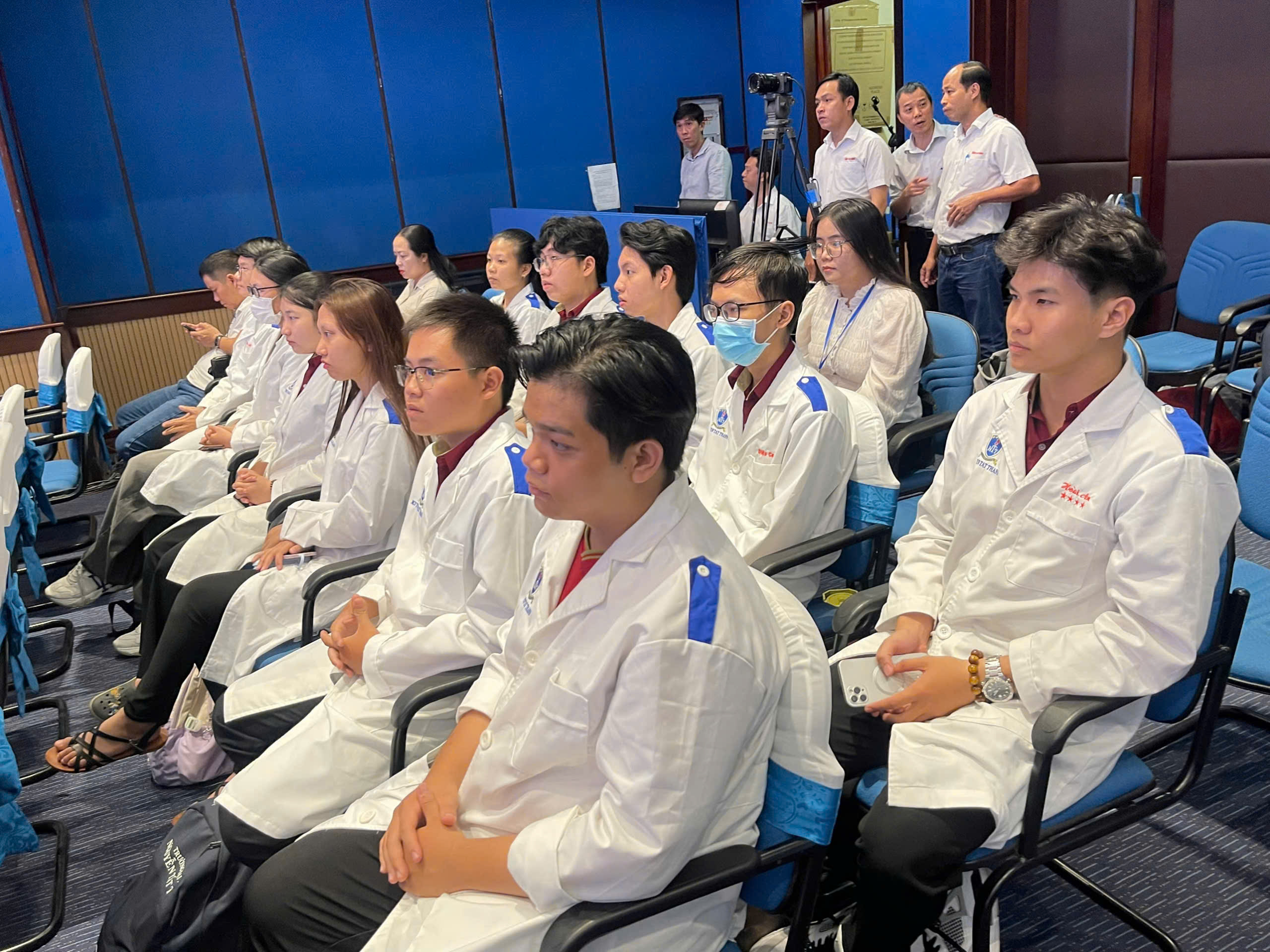 Sinh vi&ecirc;n y khoa tự h&agrave;o về truyền thống ng&agrave;nh y tại lễ trao giải &ldquo;Người Thầy thuốc trong t&ocirc;i&rdquo;- Ảnh 3.