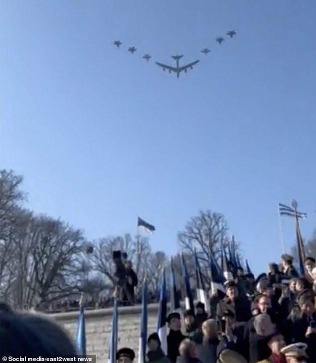 Mỹ điều một loạt m&aacute;y bay n&eacute;m bom B-52 bay gần bi&ecirc;n giới Nga- Ảnh 2.