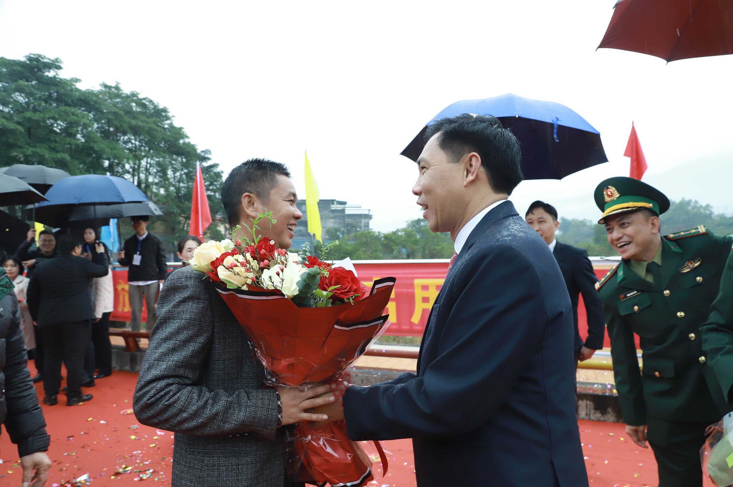 Th&ocirc;ng quan cặp cửa khẩu Ho&agrave;nh M&ocirc; (Việt Nam) - Động Trung (Trung Quốc)- Ảnh 2.