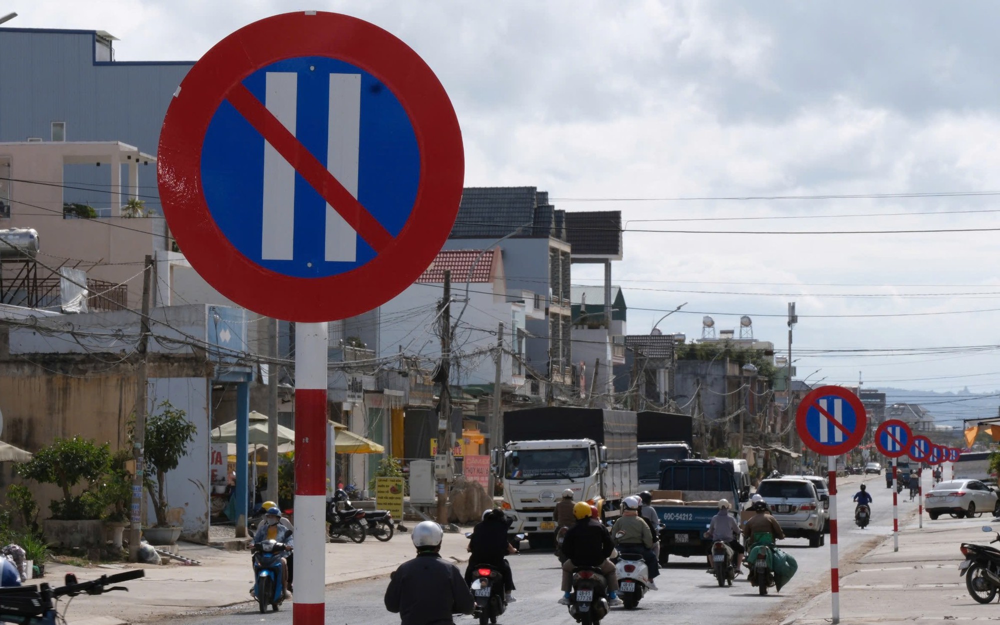 L&acirc;m Đồng r&agrave; so&aacute;t biển b&aacute;o sau việc 1 km đường c&oacute; 23 biển cấm đậu xe