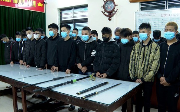 Hơn 50 thanh, thiếu niên dùng hung khí rượt đuổi nhau "hỗn chiến" gây náo loạn nhiều tuyến phố