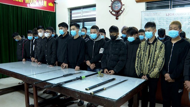 Hơn 50 thanh, thiếu ni&ecirc;n d&ugrave;ng hung kh&iacute; rượt đuổi nhau "hỗn chiến" g&acirc;y n&aacute;o loạn nhiều tuyến phố- Ảnh 1.