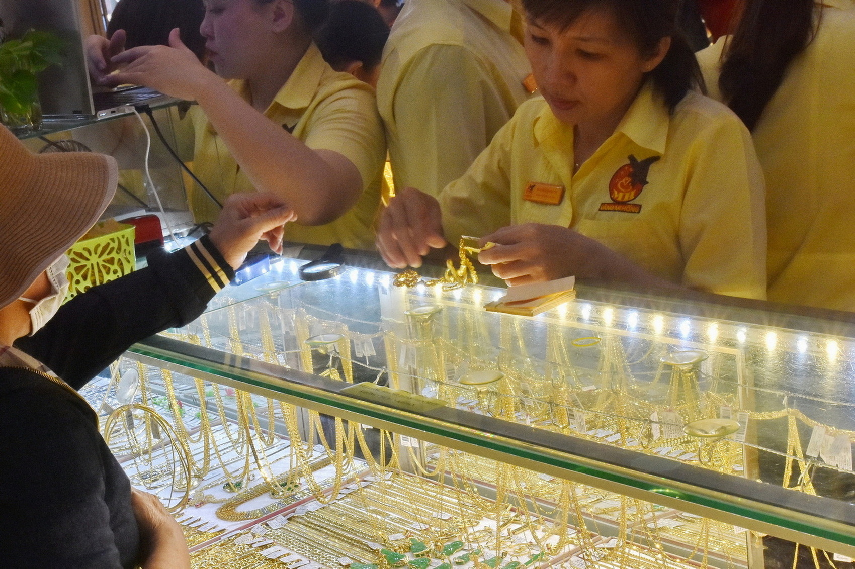 Gi&aacute; v&agrave;ng miếng SJC v&agrave; v&agrave;ng nhẫn tiếp tục tăng mạnh- Ảnh 1.