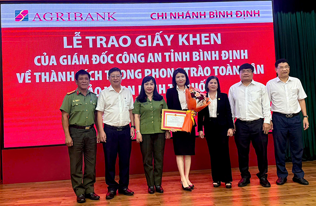 Bị truy n&atilde;, nam thanh ni&ecirc;n vẫn &ldquo;ung dung&rdquo; đến ng&acirc;n h&agrave;ng l&agrave;m thẻ ATM- Ảnh 1.