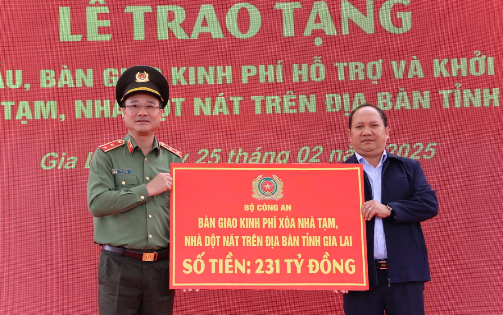 Bộ Công an trao 231 tỉ đồng xoá nhà tạm, nhà dột nát ở Gia Lai
