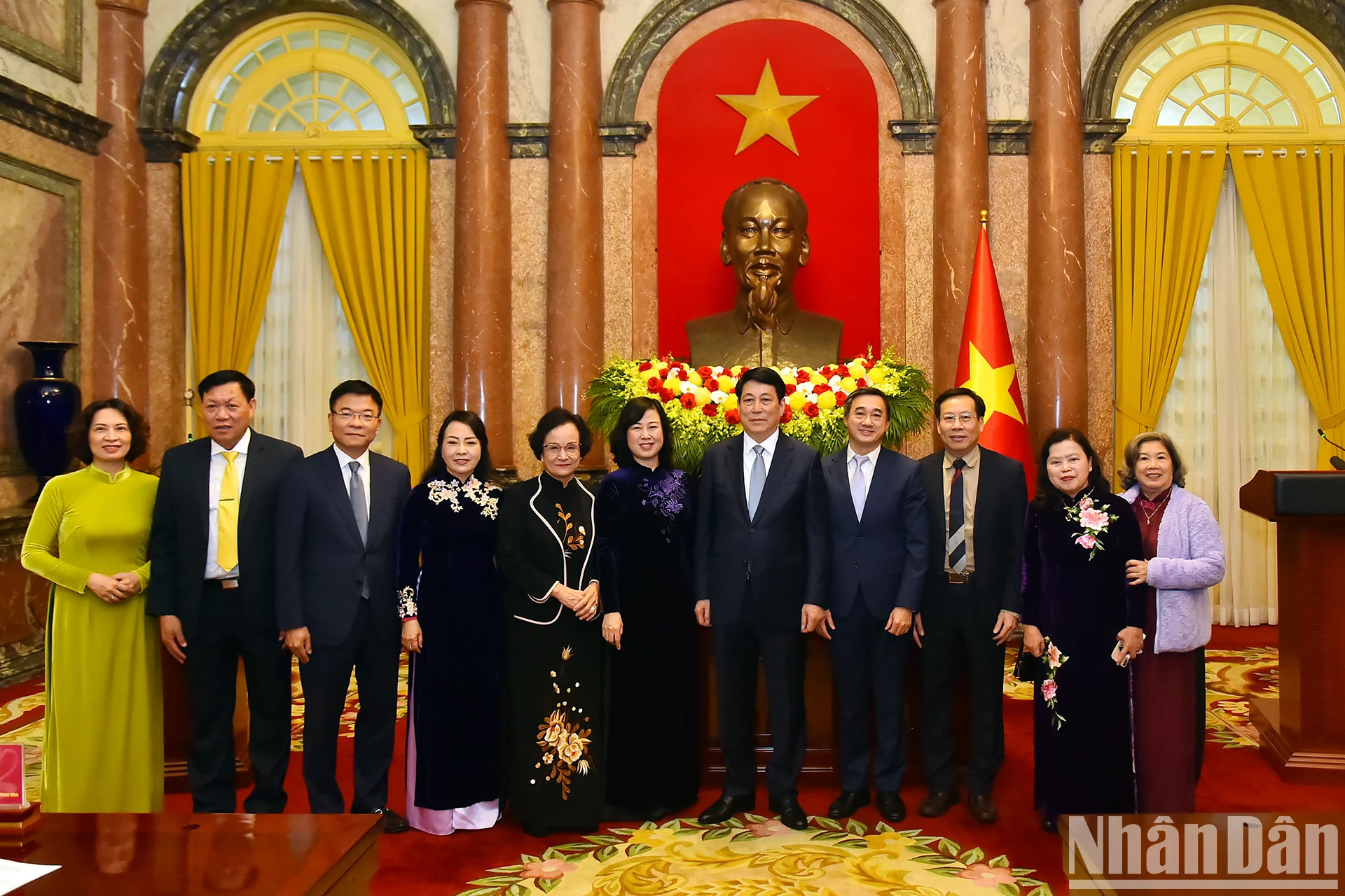 Chủ tịch nước Lương Cường c&ugrave;ng l&atilde;nh đạo Bộ Y tế v&agrave; c&aacute;c thầy thuốc ti&ecirc;u biểu.Ảnh: TTXVN