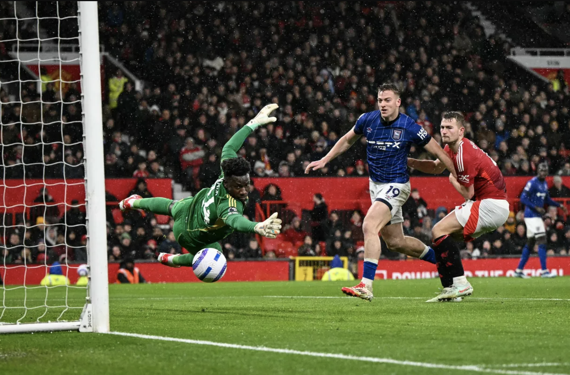 Thẻ đỏ ngỡ ngàng, Man United gian nan giành chiến thắng- Ảnh 5.
