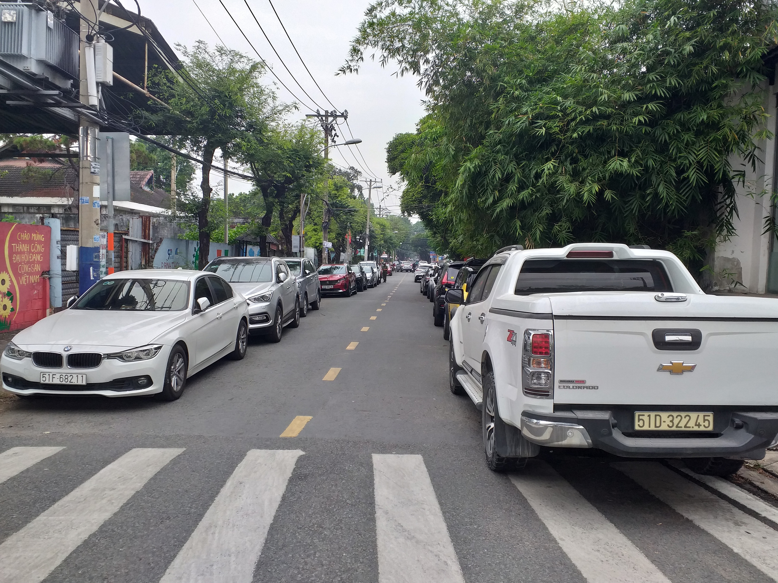 Trước 2 h&agrave;ng xe bất động, nếu c&oacute; 1 &ocirc; t&ocirc; di chuyển coi như người v&agrave; c&aacute;c phương tiện kh&aacute;c &ldquo;hết lối&rdquo;