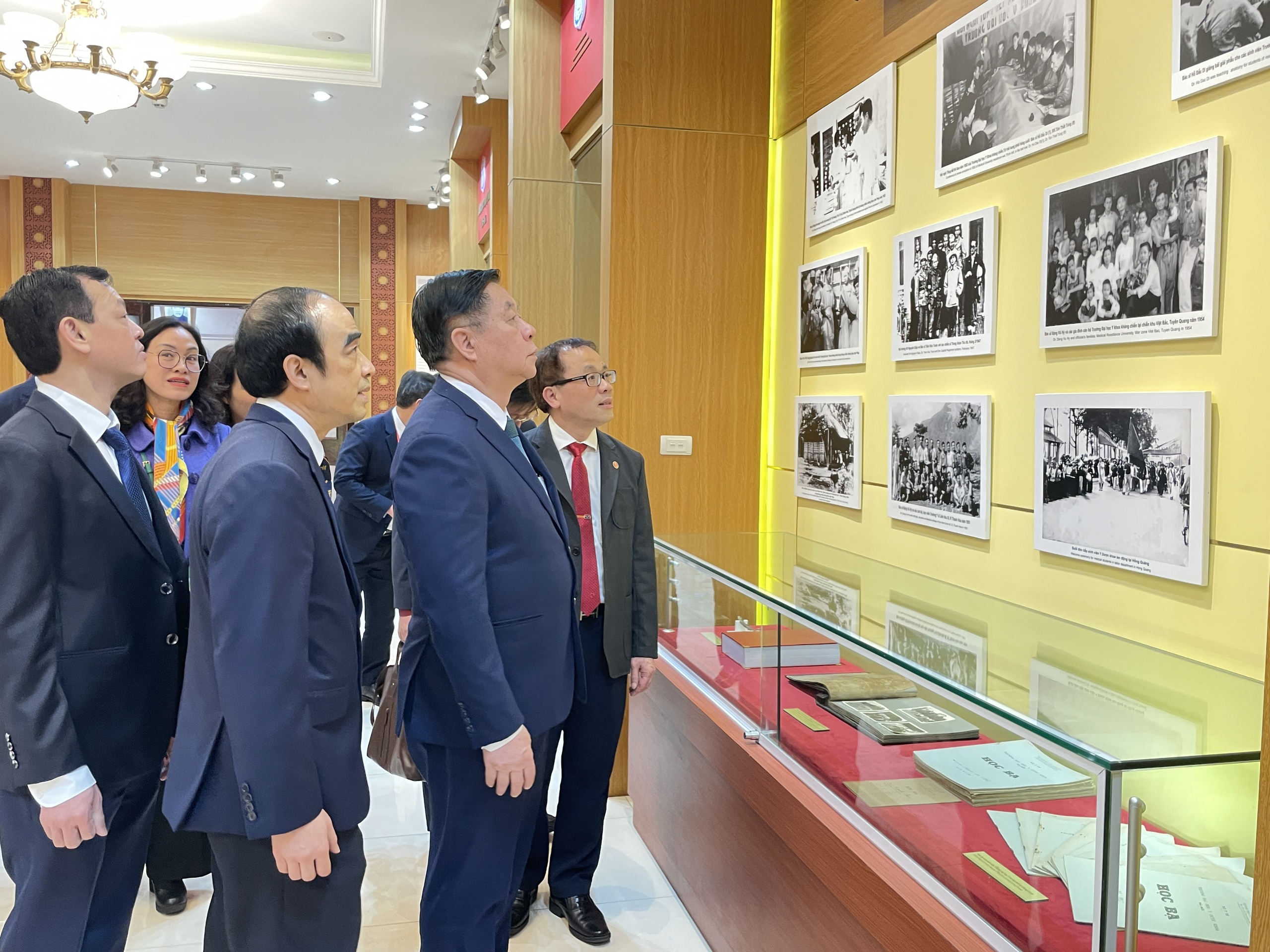 Ông Nguyễn Trọng Nghĩa thăm, chúc mừng Trường Đại học Y Hà Nội- Ảnh 2.