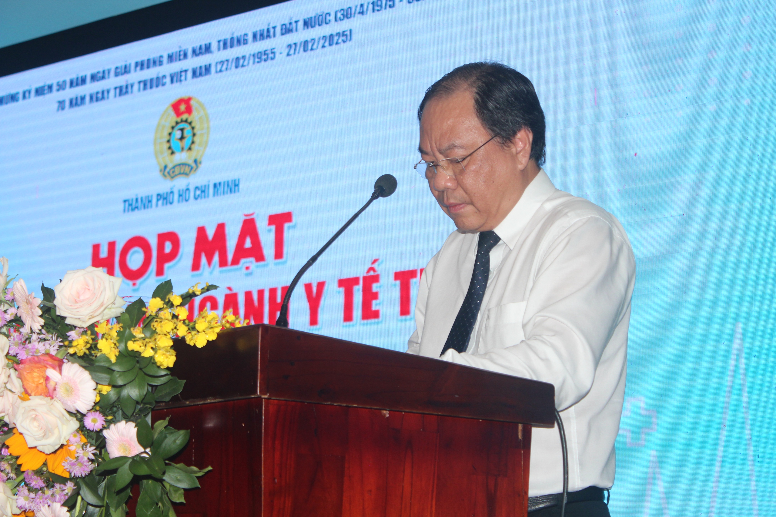 T&ocirc;n vinh những đ&oacute;ng g&oacute;p thầm lặng của những "thi&ecirc;n thần &aacute;o trắng"- Ảnh 1.