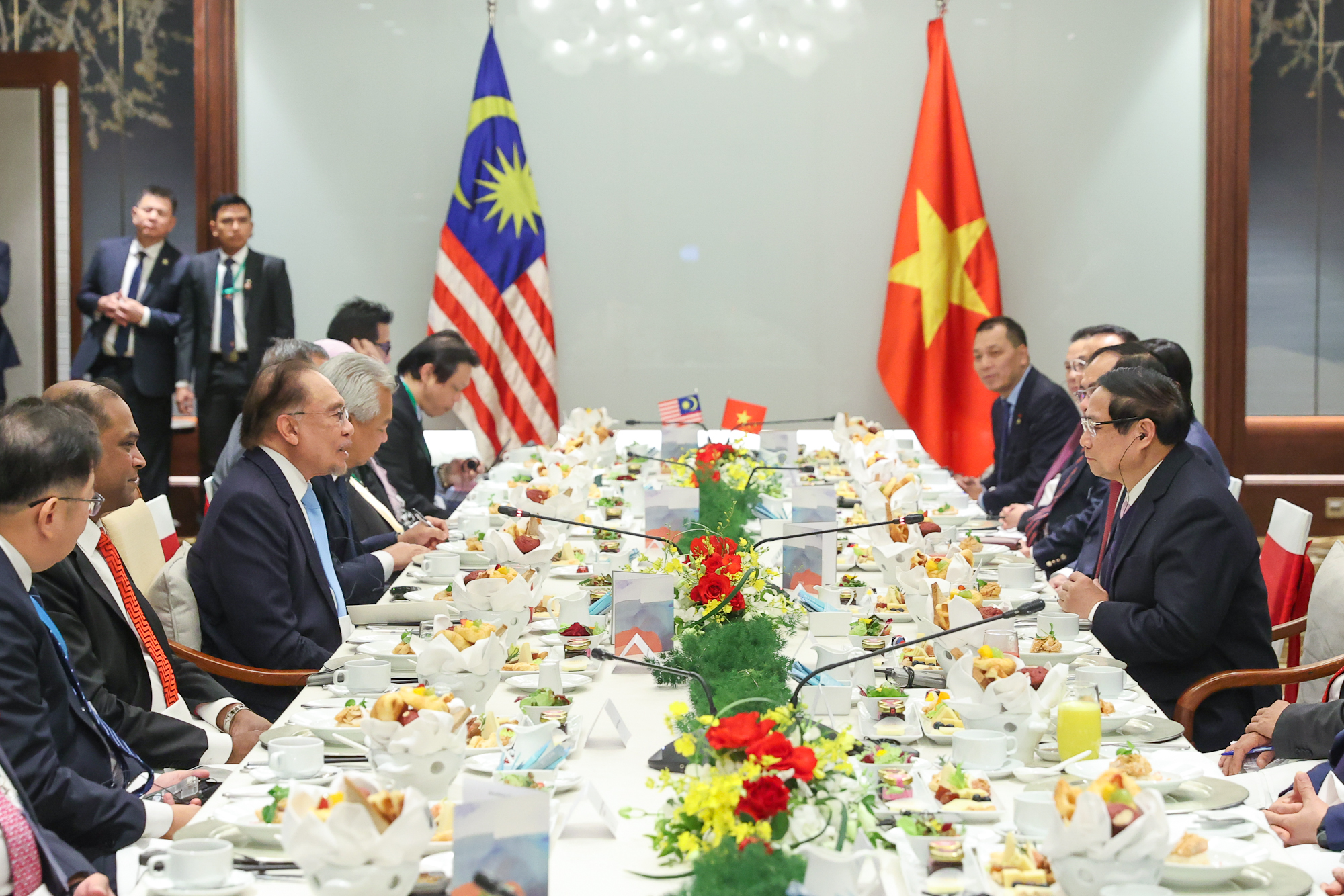 Thủ tướng Phạm Minh Ch&iacute;nh ăn s&aacute;ng l&agrave;m việc với Thủ tướng Malaysia- Ảnh 3.