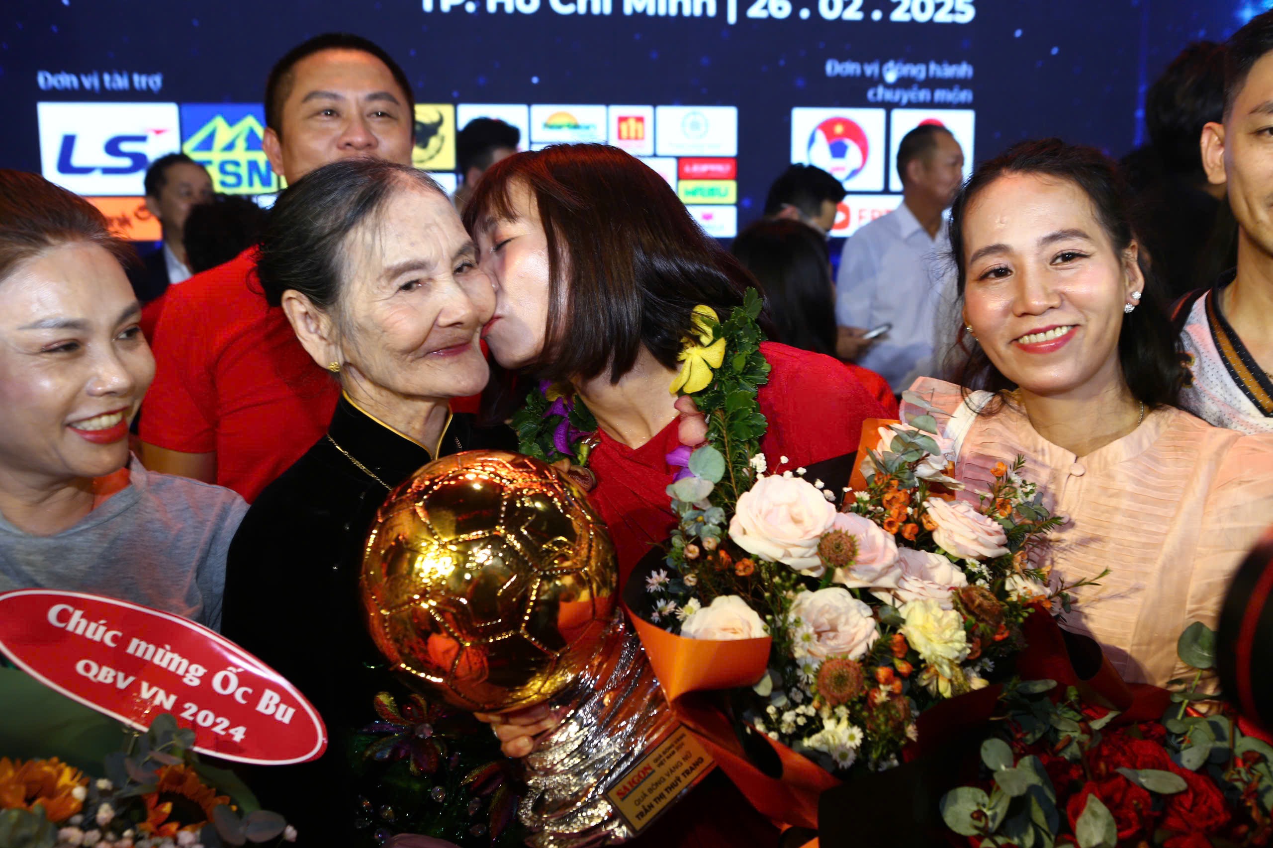 To&agrave;n cảnh Quả b&oacute;ng v&agrave;ng 2024, Thuỳ Trang thể hiện t&igrave;nh y&ecirc;u với mẹ- Ảnh 3.