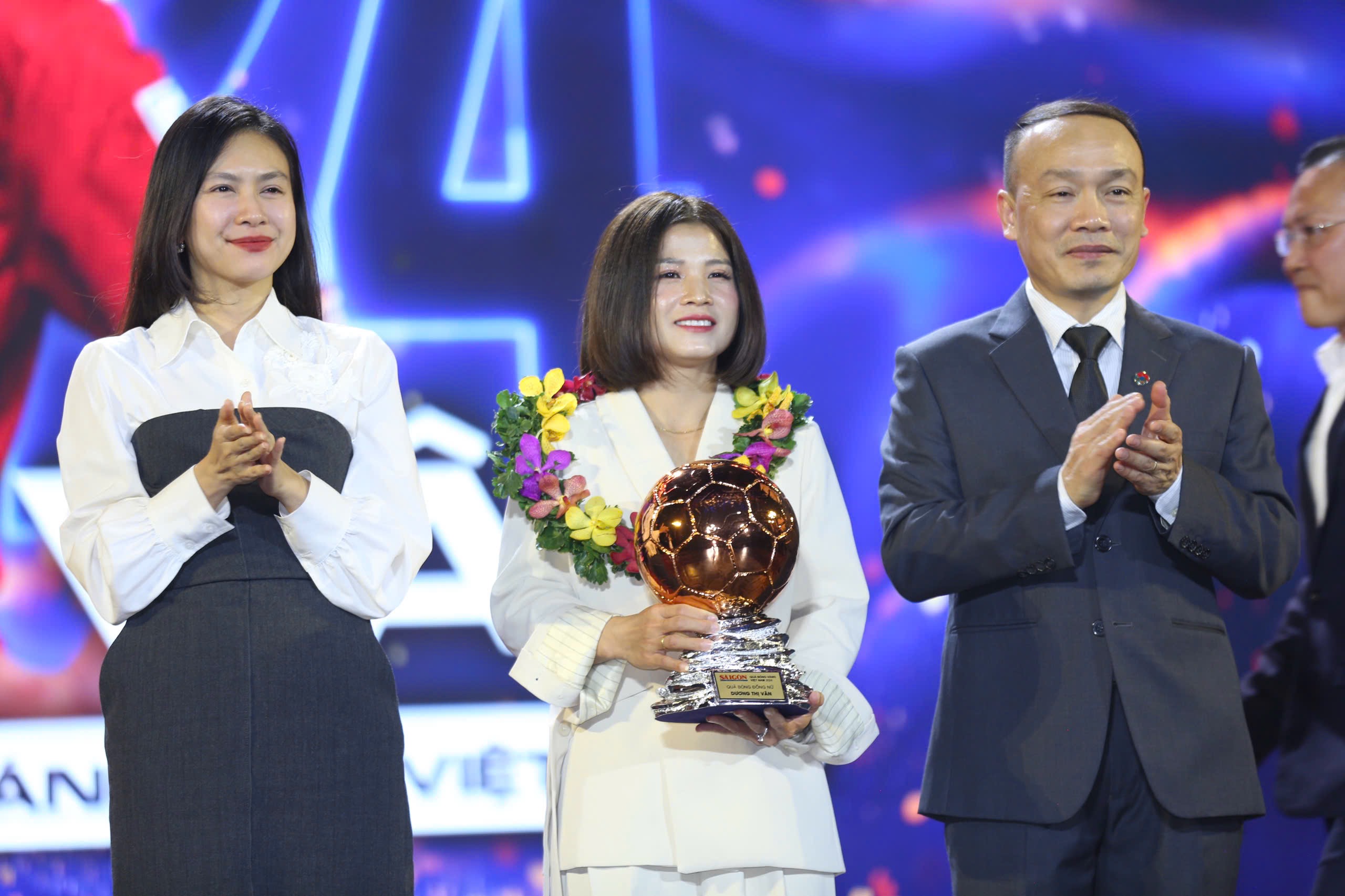 To&agrave;n cảnh Quả b&oacute;ng v&agrave;ng 2024, Thuỳ Trang thể hiện t&igrave;nh y&ecirc;u với mẹ- Ảnh 7.