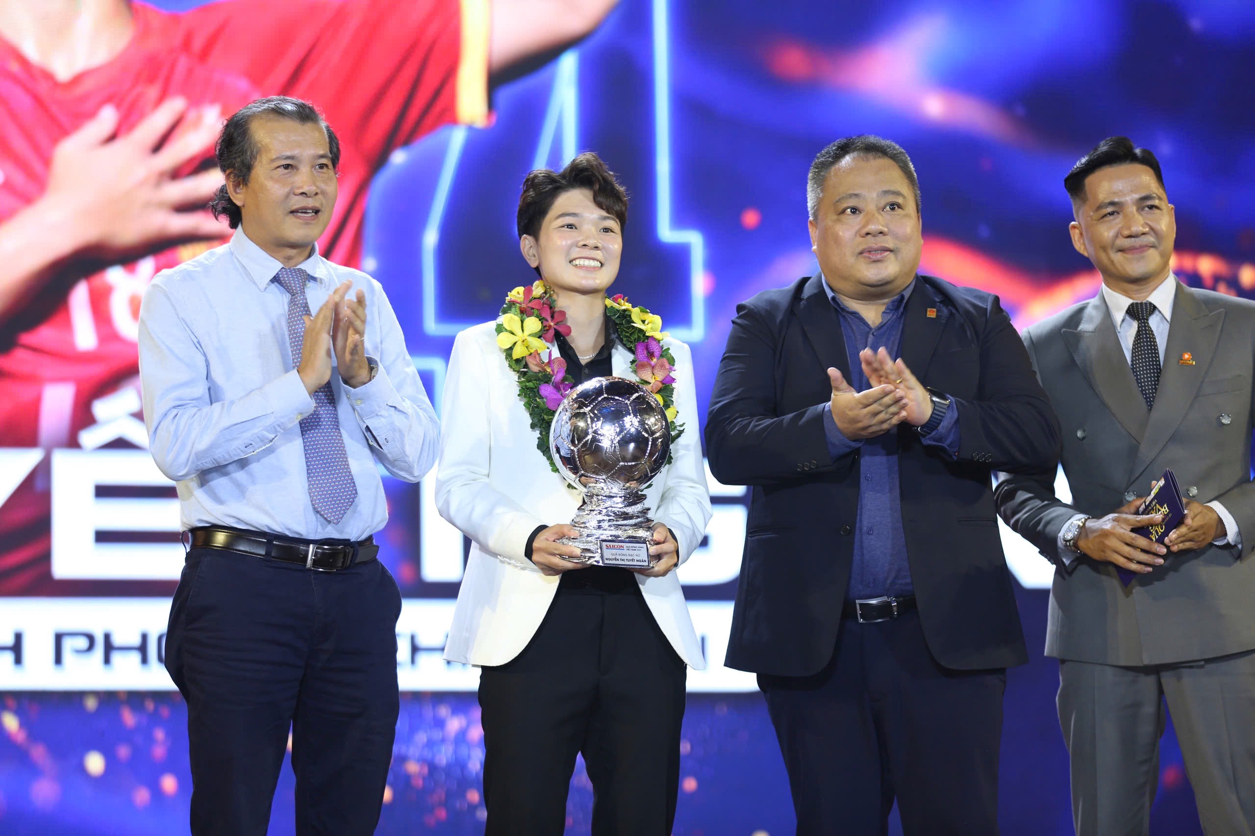 To&agrave;n cảnh Quả b&oacute;ng v&agrave;ng 2024, Thuỳ Trang thể hiện t&igrave;nh y&ecirc;u với mẹ- Ảnh 8.