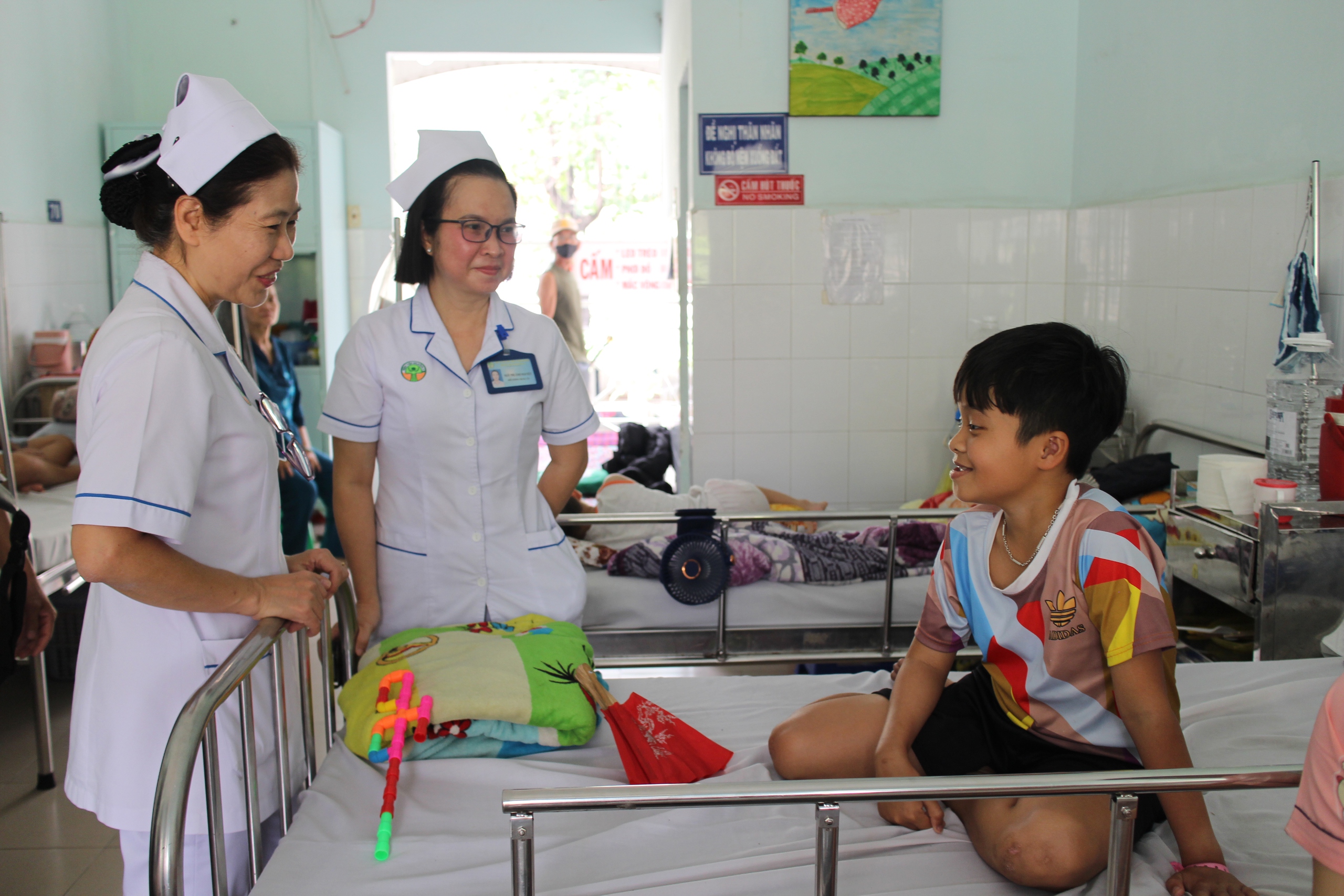 T&ocirc;n vinh những đ&oacute;ng g&oacute;p thầm lặng của những "thi&ecirc;n thần &aacute;o trắng"- Ảnh 7.