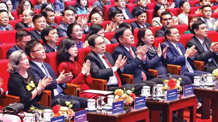 Chủ tịch Quốc hội: Đội ngũ thầy thuốc tạo n&ecirc;n "Bản h&ugrave;ng ca người chiến sĩ &aacute;o trắng"- Ảnh 2.