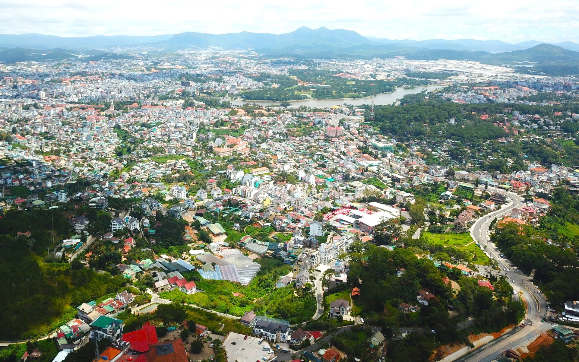 L&acirc;m Đồng tăng tốc