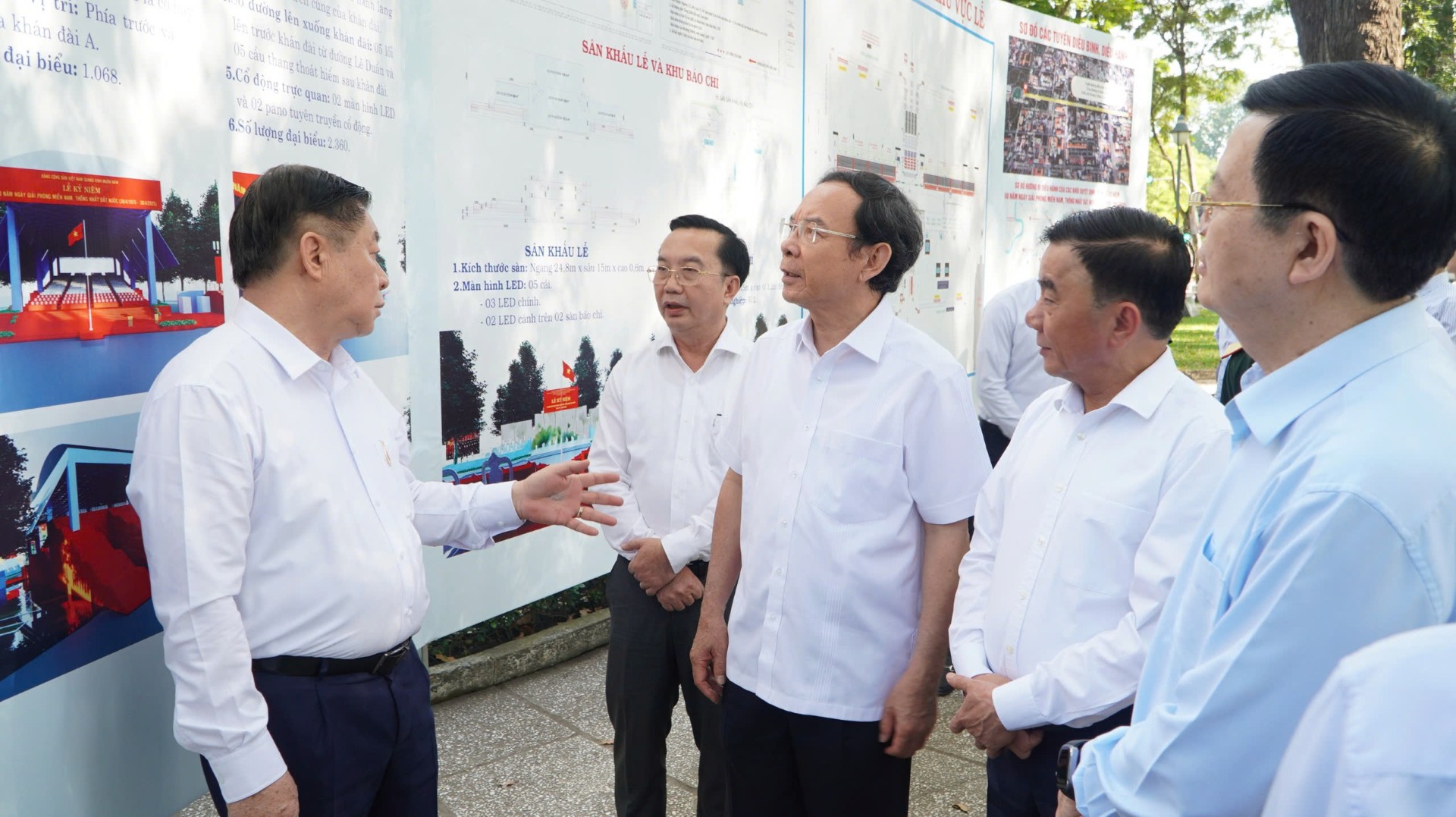 Đo&agrave;n c&ocirc;ng t&aacute;c khảo s&aacute;t địa điểm tổ chức lễ m&iacute;t tinh, diễu binh, diễu h&agrave;nh kỷ niệm 50 năm Ng&agrave;y Giải ph&oacute;ng miền Nam, thống nhất đất nước. Ảnh: L&Ecirc; VĨNH