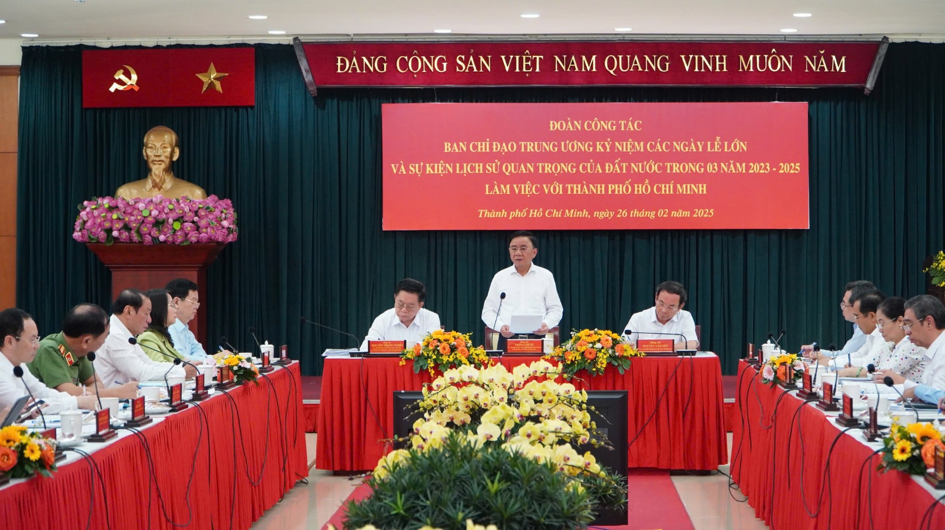 Thường trực Ban B&iacute; thư Trần Cẩm T&uacute; ph&aacute;t biểu kết luận buổi l&agrave;m việc. Ảnh: L&Ecirc; VĨNH
