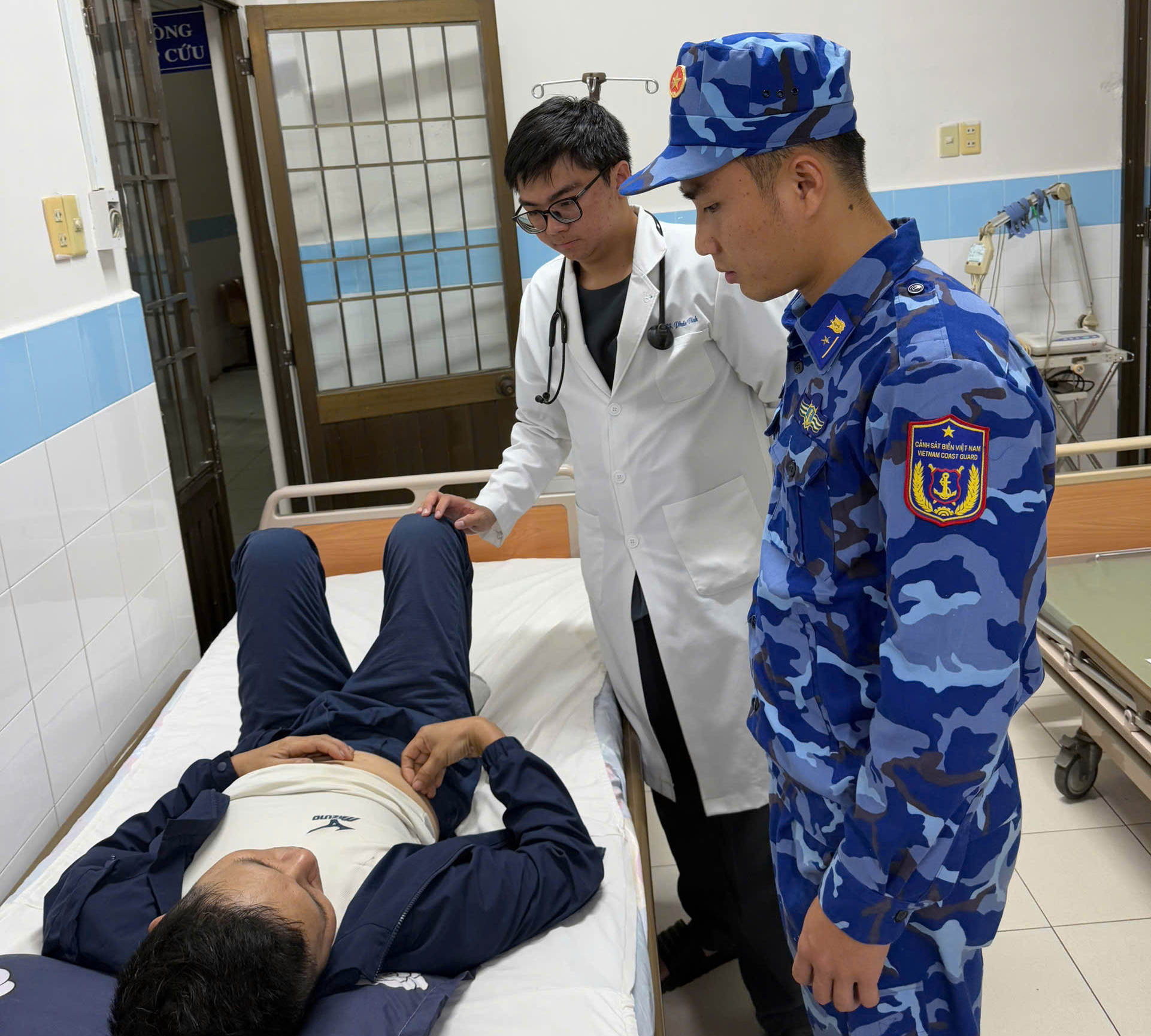 Cảnh s&aacute;t biển kịp đưa thuyền vi&ecirc;n của t&agrave;u nước ngo&agrave;i v&agrave;o C&ocirc;n Đảo cấp cứu- Ảnh 2.