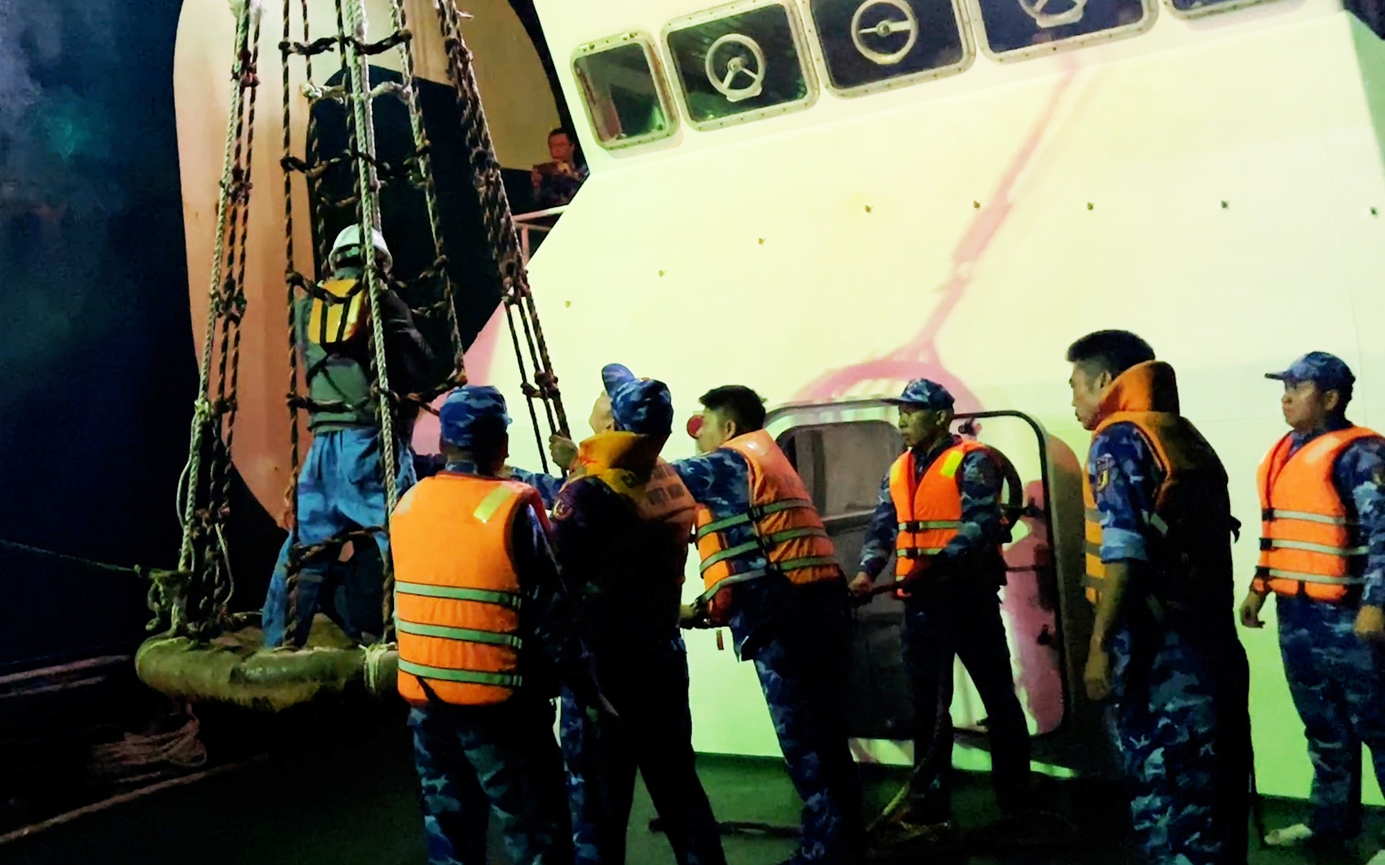 Cảnh sát biển kịp đưa thuyền viên của tàu nước ngoài vào Côn Đảo cấp cứu