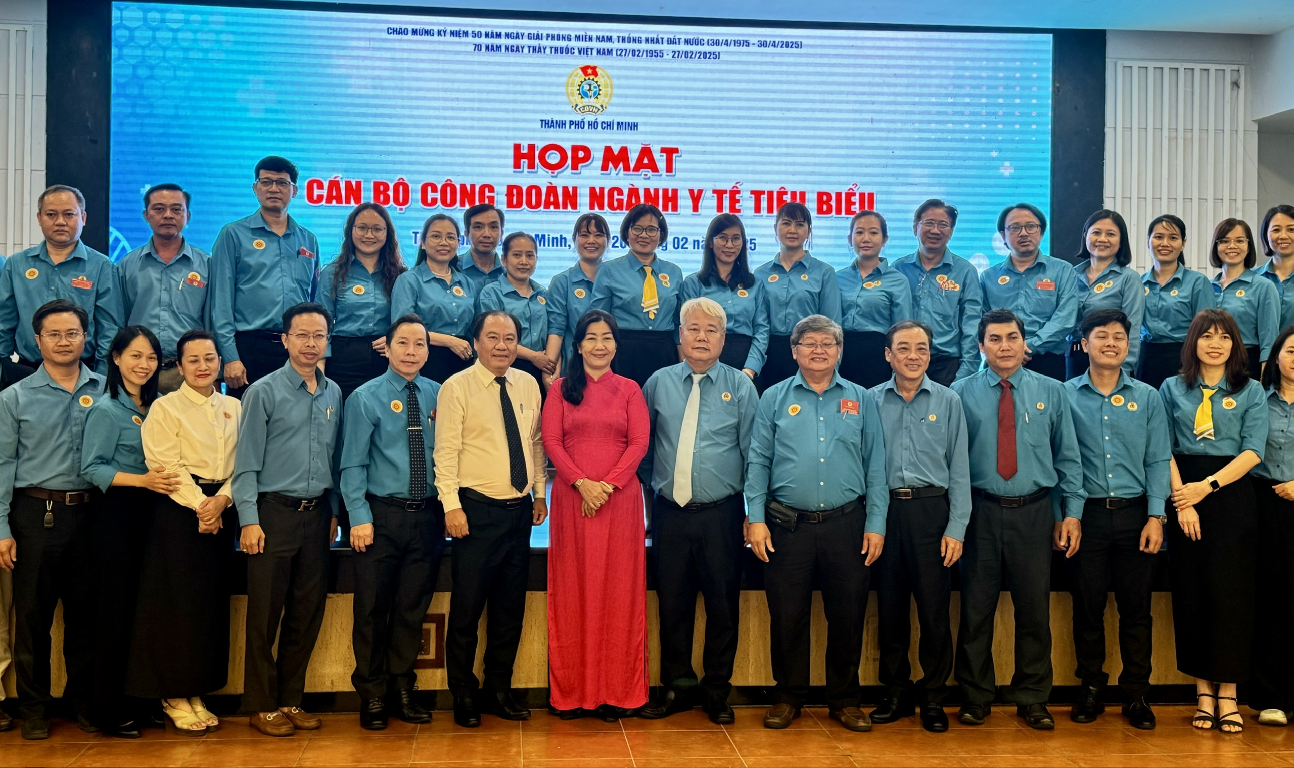 T&ocirc;n vinh những đ&oacute;ng g&oacute;p thầm lặng của những "thi&ecirc;n thần &aacute;o trắng"- Ảnh 6.