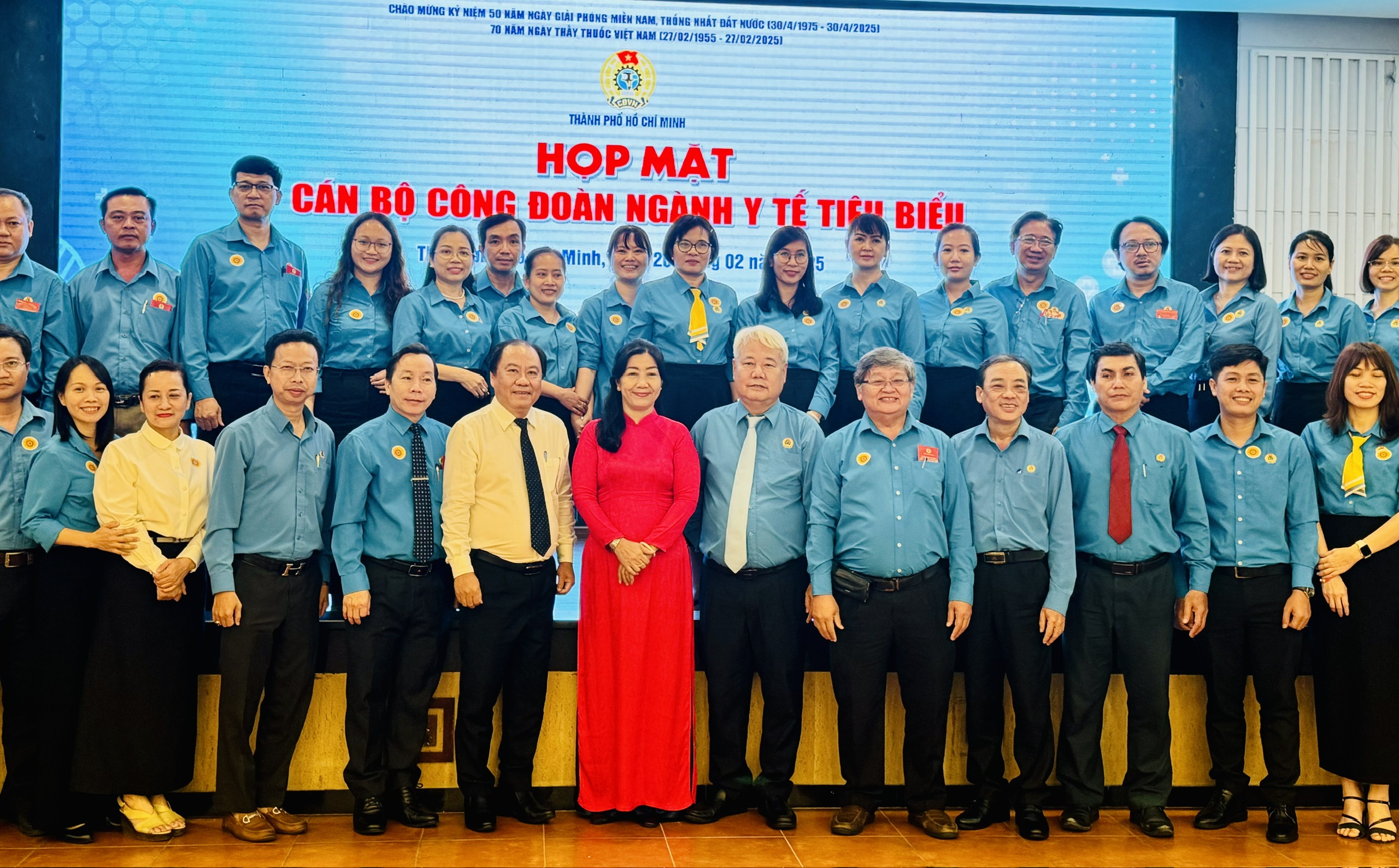 T&ocirc;n vinh những đ&oacute;ng g&oacute;p thầm lặng của những "thi&ecirc;n thần &aacute;o trắng"- Ảnh 2.