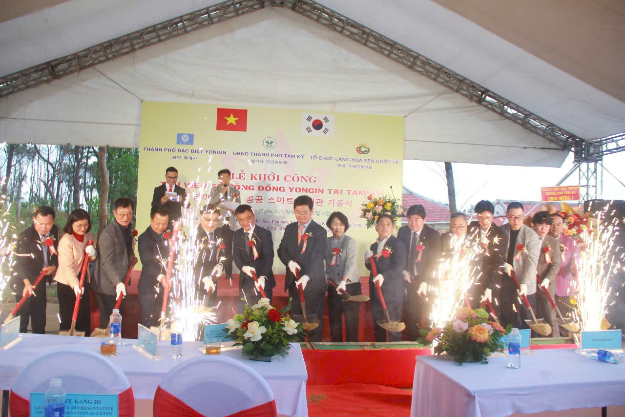 HLV Kim Sang-sik dự hoạt động &yacute; nghĩa tại Quảng Nam- Ảnh 1.