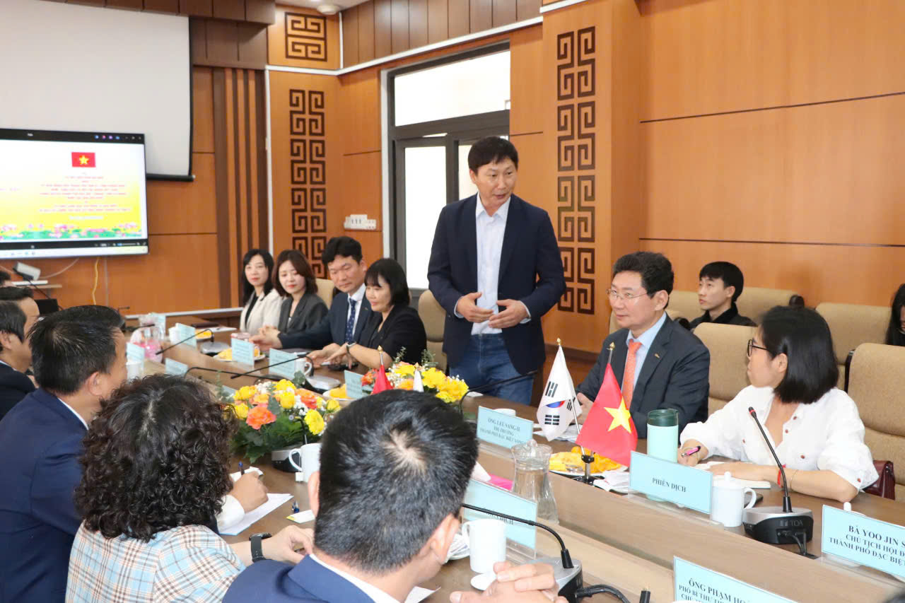 HLV Kim Sang-sik dự hoạt động &yacute; nghĩa tại Quảng Nam- Ảnh 3.