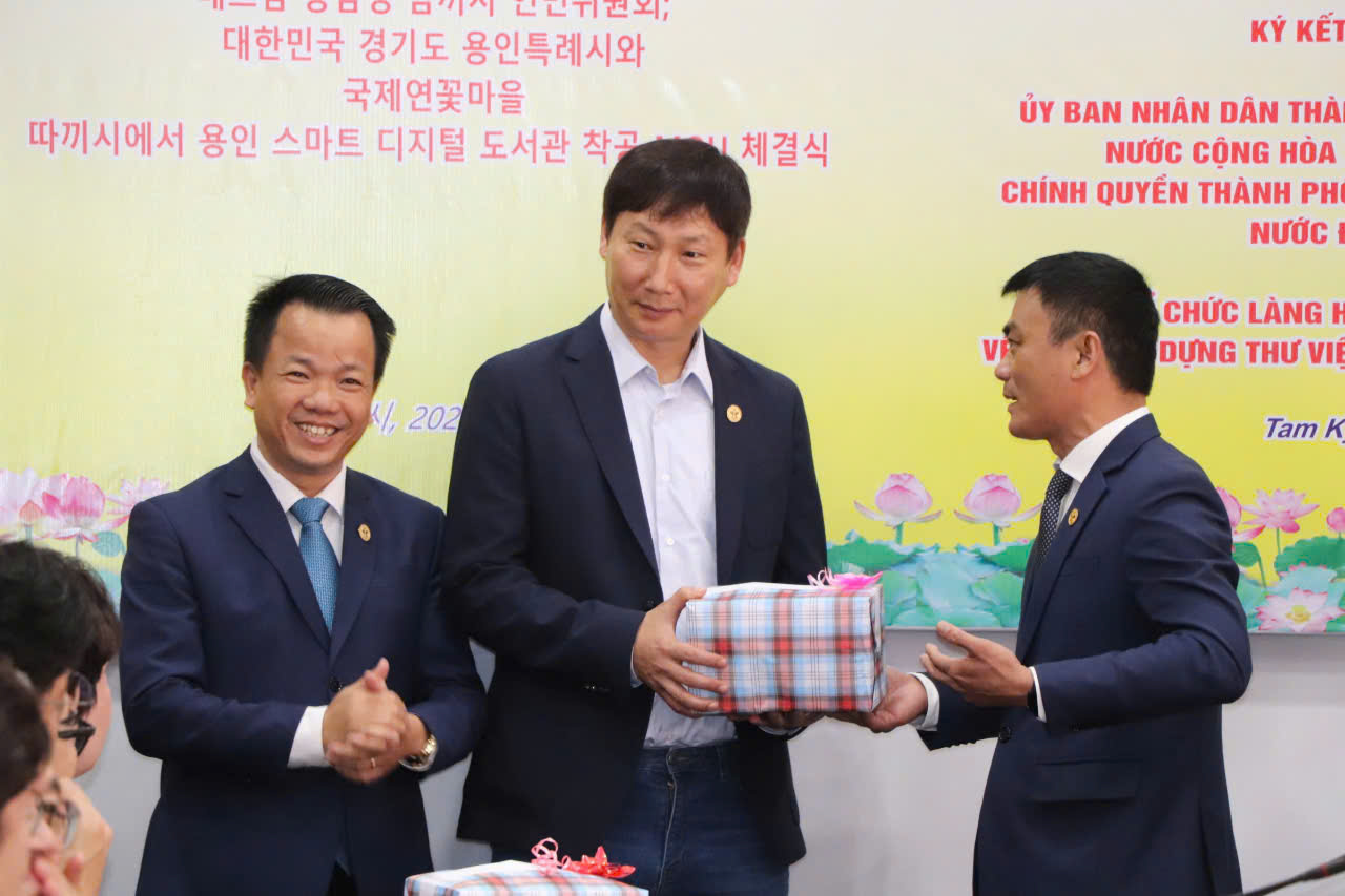 HLV Kim Sang-sik dự hoạt động &yacute; nghĩa tại Quảng Nam- Ảnh 2.