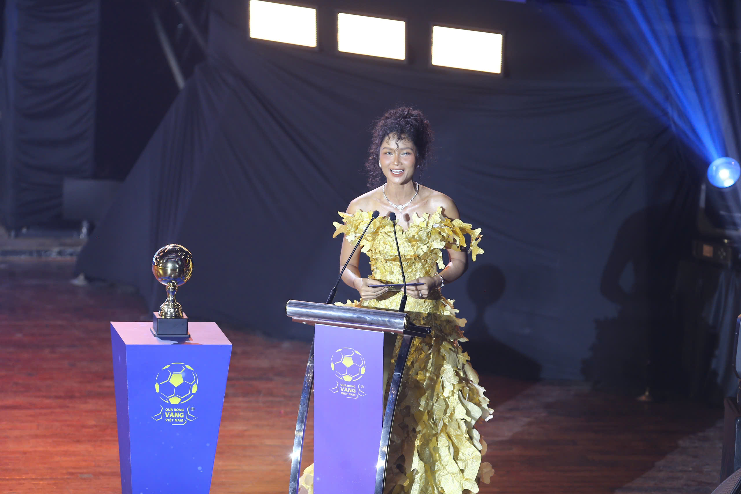 Quả b&oacute;ng v&agrave;ng Việt Nam 2024: Vinh danh Nguyễn Xu&acirc;n Son v&agrave; Trần Thị Th&ugrave;y Trang- Ảnh 1.