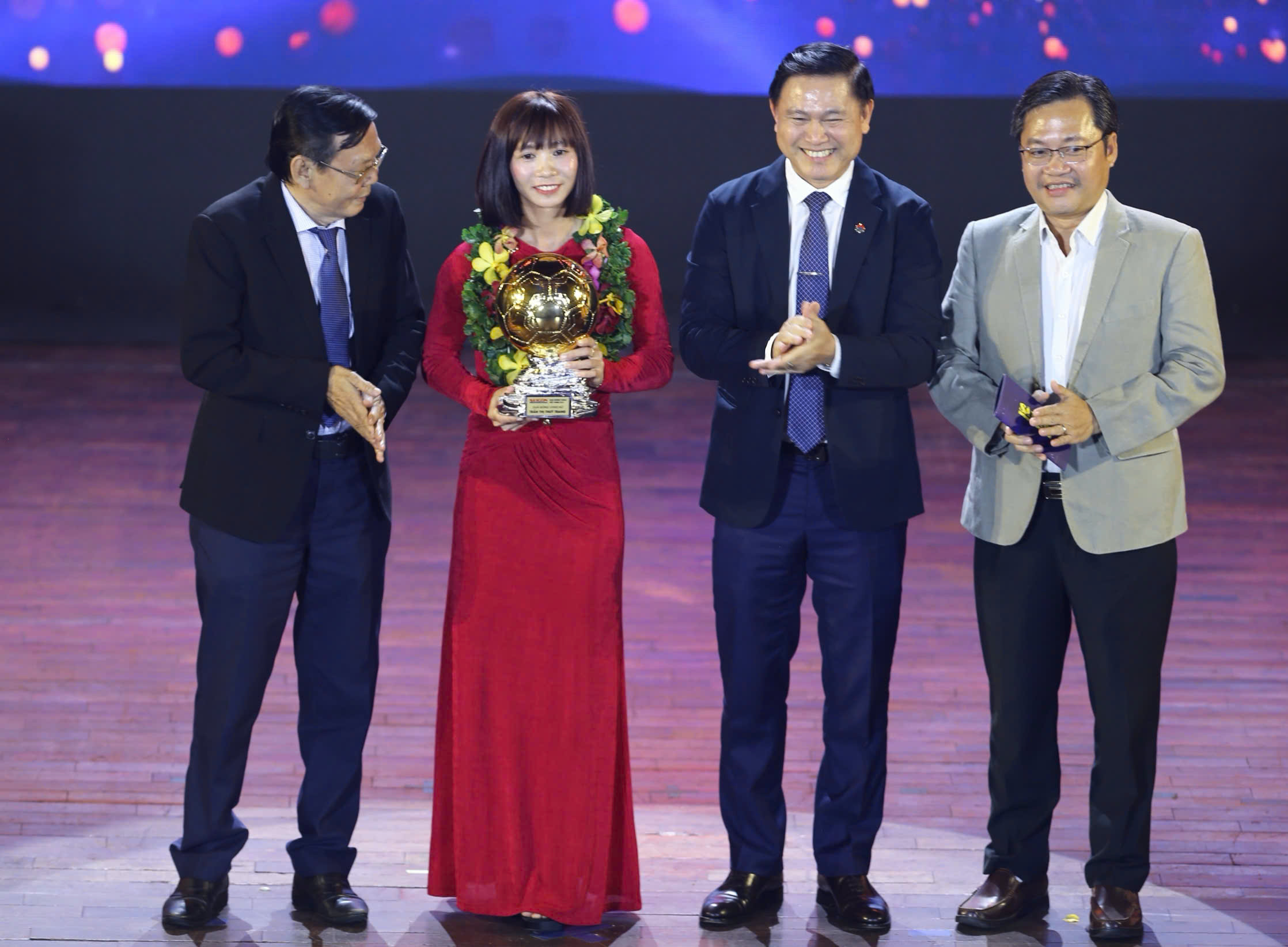 Quả b&oacute;ng v&agrave;ng Việt Nam 2024: Vinh danh Nguyễn Xu&acirc;n Son v&agrave; Trần Thị Th&ugrave;y Trang- Ảnh 9.