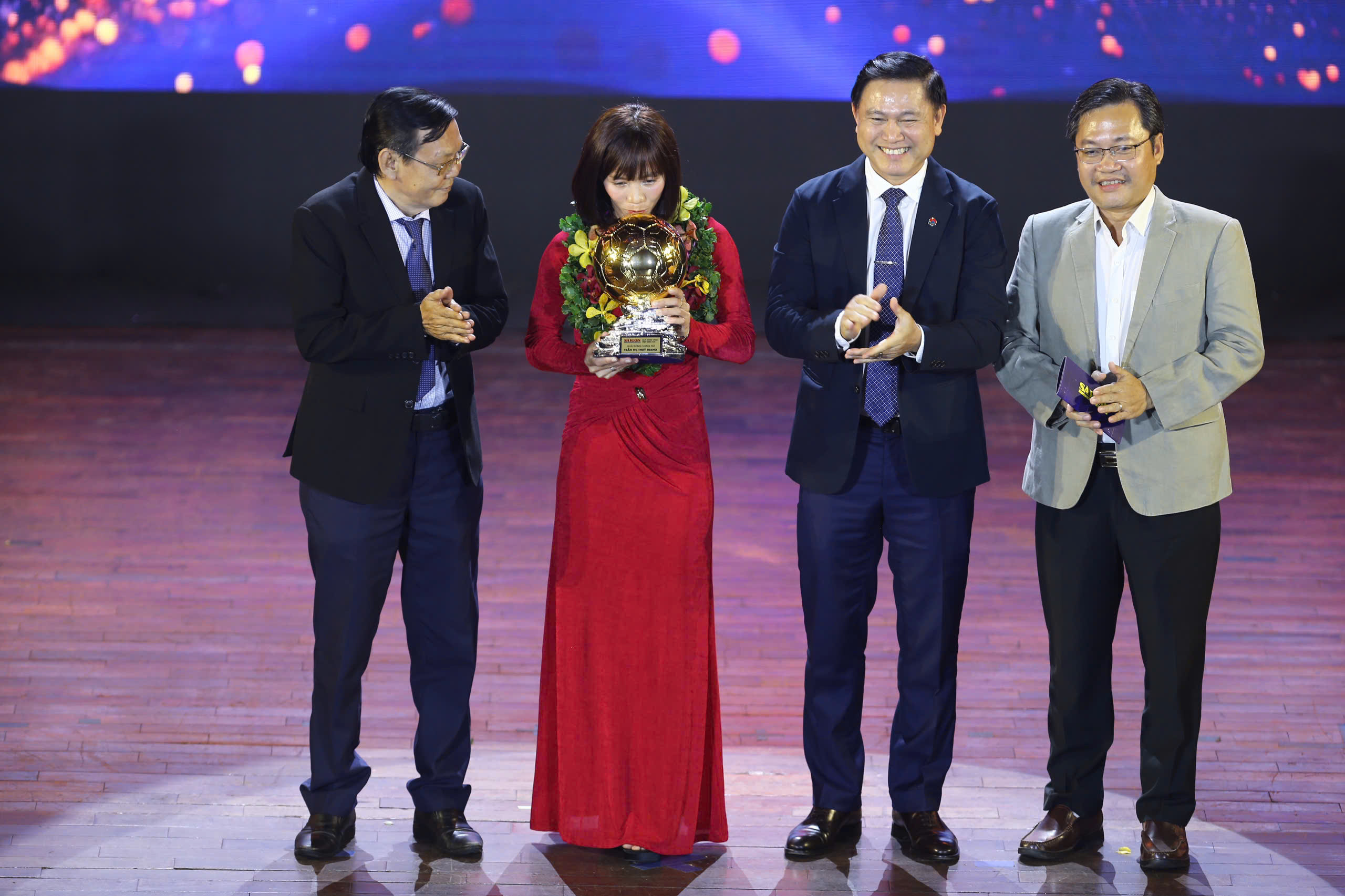 Quả b&oacute;ng v&agrave;ng Việt Nam 2024: Vinh danh Nguyễn Xu&acirc;n Son v&agrave; Trần Thị Th&ugrave;y Trang- Ảnh 10.
