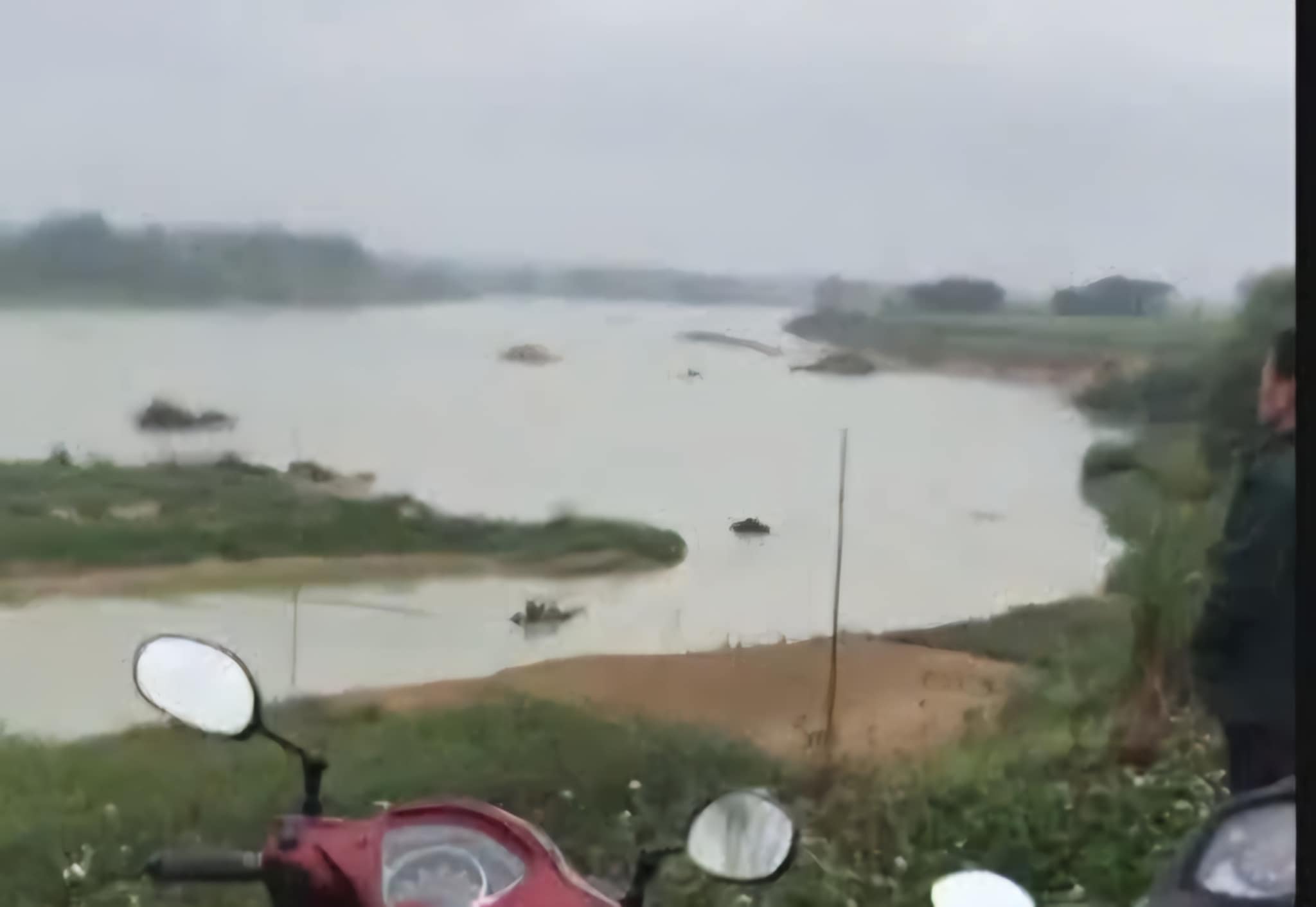 Ra s&ocirc;ng Chu chơi, 2 học sinh lớp 6 bị nước cuốn mất t&iacute;ch- Ảnh 1.