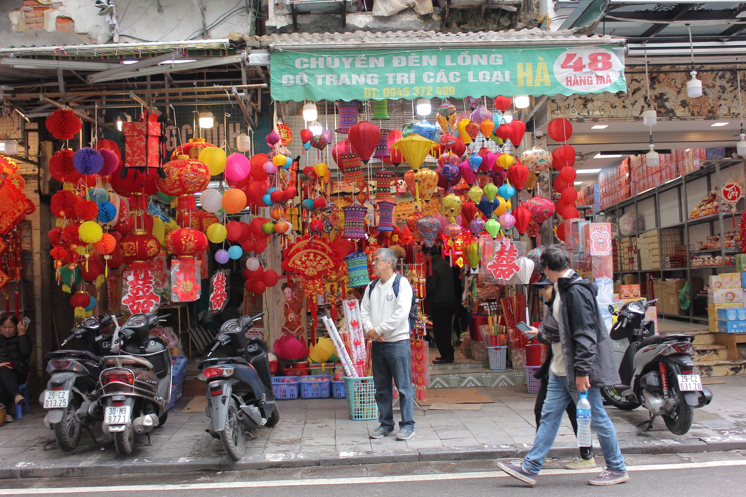 Vỉa hè bị chiếm dụng tràn lan- Ảnh 4.
