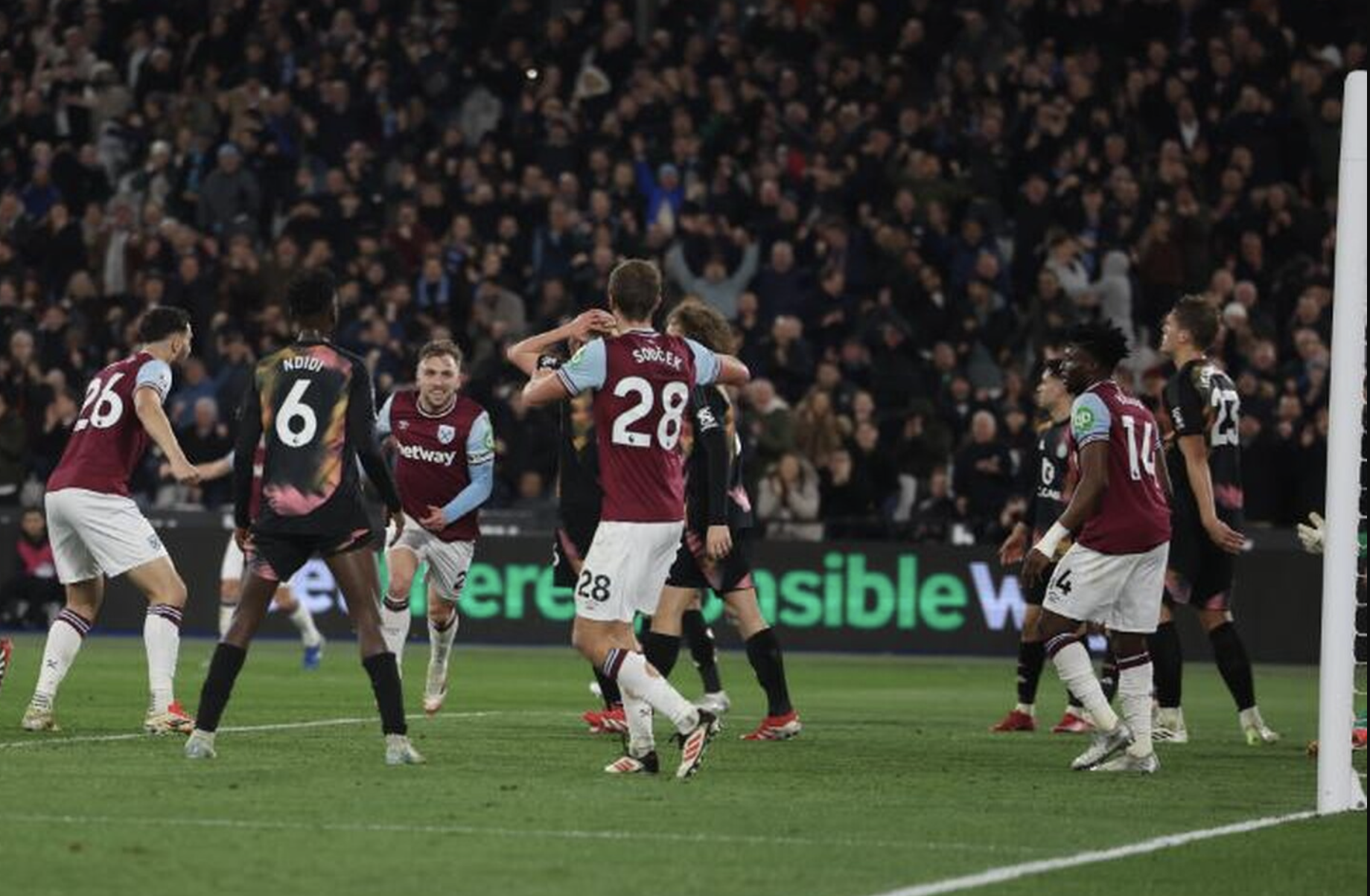 Leicester lại thua thảm ở London, HLV Van Nistelrooy c&oacute; nguy cơ mất ghế- Ảnh 3.