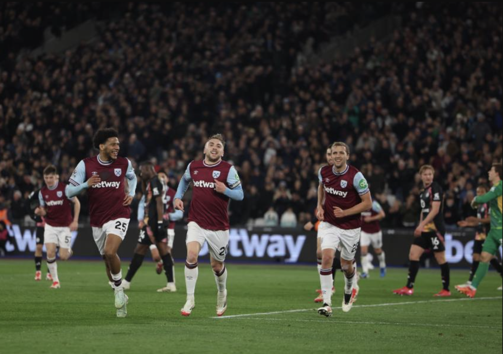 Leicester lại thua thảm ở London, HLV Van Nistelrooy c&oacute; nguy cơ mất ghế- Ảnh 4.