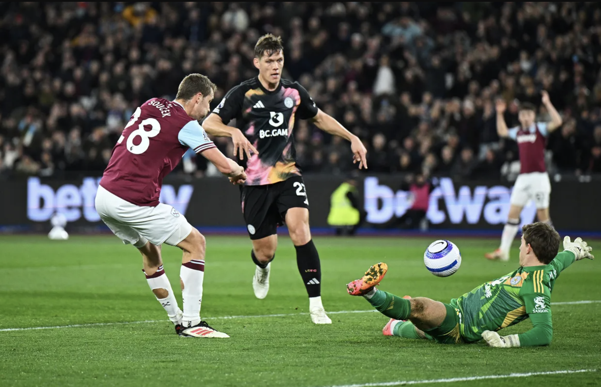 Leicester lại thua thảm ở London, HLV Van Nistelrooy c&oacute; nguy cơ mất ghế- Ảnh 2.