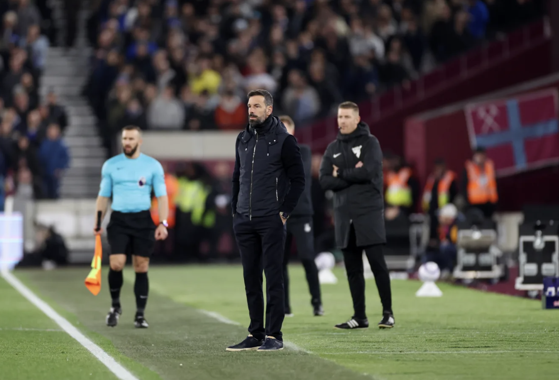 Leicester lại thua thảm ở London, HLV Van Nistelrooy c&oacute; nguy cơ mất ghế- Ảnh 1.