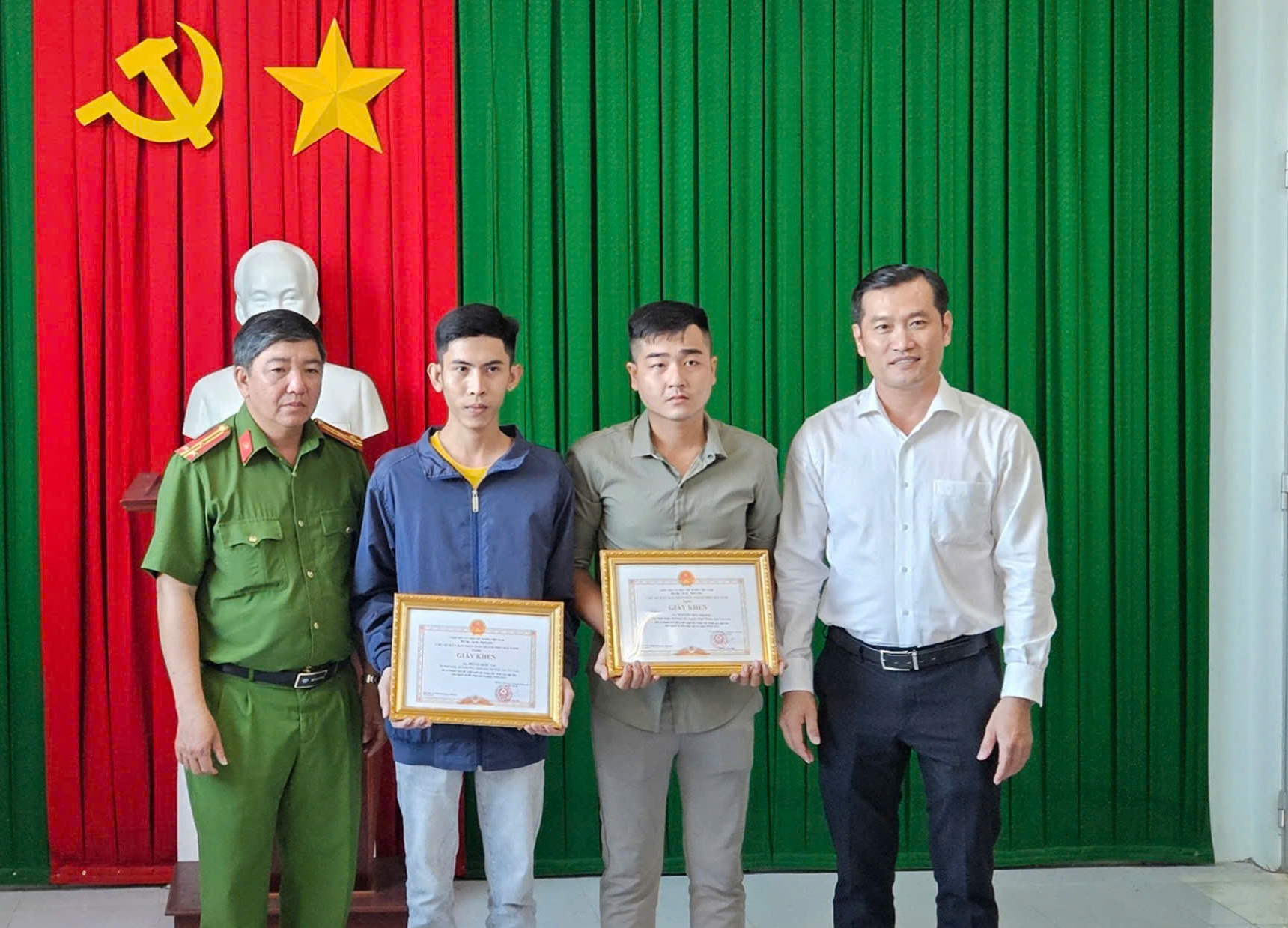 Tham gia giải cứu vụ con trai tưới xăng đốt mẹ ở Tr&agrave; Vinh, 2 thanh ni&ecirc;n được khen thưởng đột xuất- Ảnh 1.