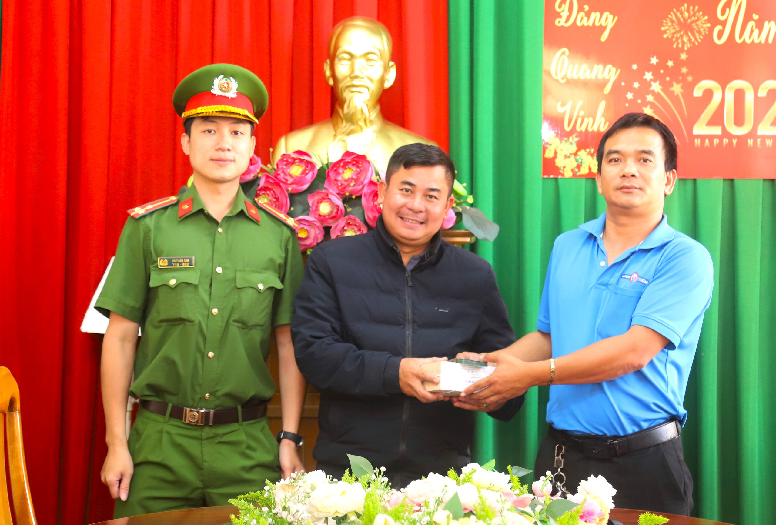 Sau cuộc nhậu, người đ&agrave;n &ocirc;ng chuyển nhầm số tiền l&ecirc;n đến 240 triệu đồng - Ảnh 1.