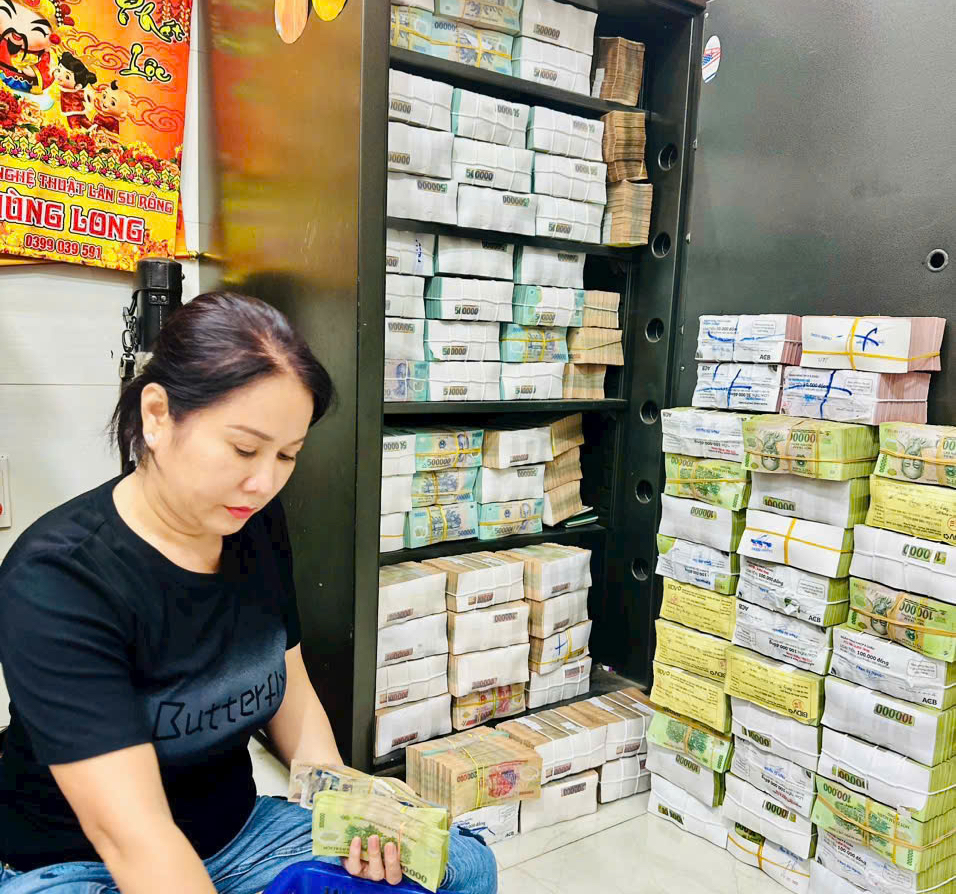 Người đ&agrave;n &ocirc;ng ở B&igrave;nh Dương mua gần 400 tờ v&eacute; số, bất ngờ tr&uacute;ng thưởng 32 tỉ đồng- Ảnh 2.