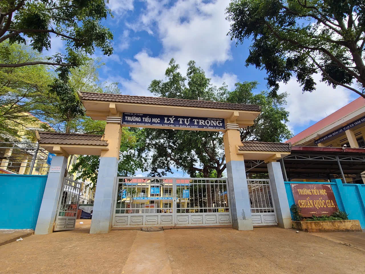 Tạm dừng c&ocirc;ng việc giảng dạy của gi&aacute;o vi&ecirc;n bị "tố" đ&aacute;nh, h&agrave;nh hạ nhiều học sinh- Ảnh 1.