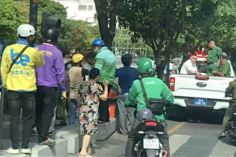 Nhắc nhở đ&ocirc;i nam nữ kh&ocirc;ng dẫn ch&oacute; v&agrave;o phố đi bộ Nguyễn Huệ, nam bảo vệ bị đ&aacute;nh bất tỉnh- Ảnh 1.