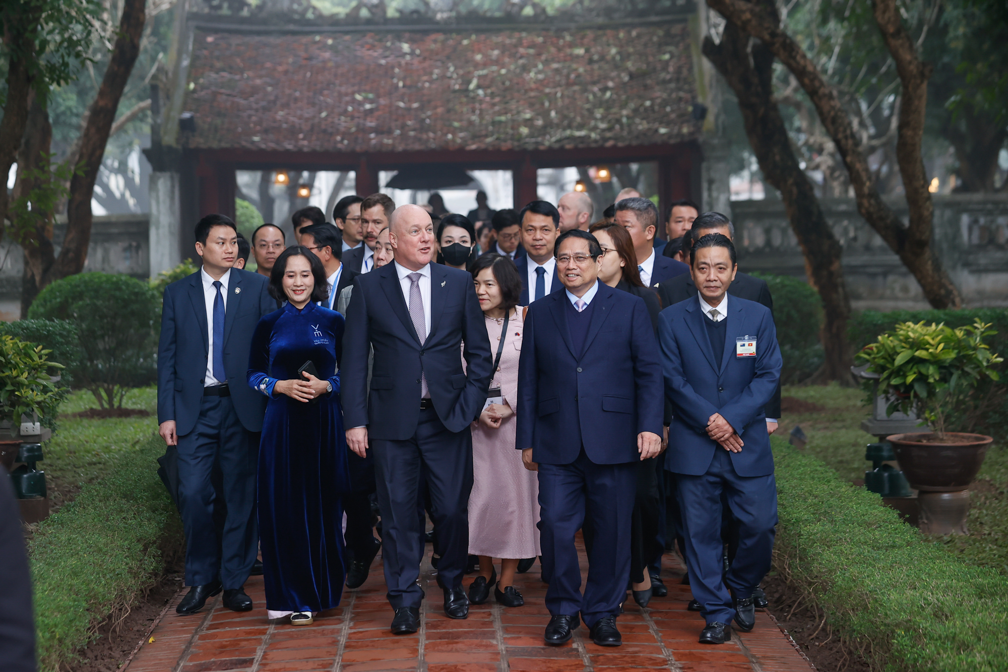 Thủ tướng Phạm Minh Ch&iacute;nh v&agrave; Thủ tướng New Zealand nghe h&aacute;t quan họ tại Văn Miếu - Quốc Tử Gi&aacute;m- Ảnh 1.