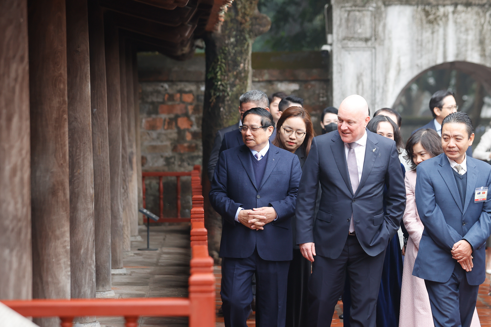 Thủ tướng Phạm Minh Ch&iacute;nh v&agrave; Thủ tướng New Zealand nghe h&aacute;t quan họ tại Văn Miếu - Quốc Tử Gi&aacute;m- Ảnh 4.