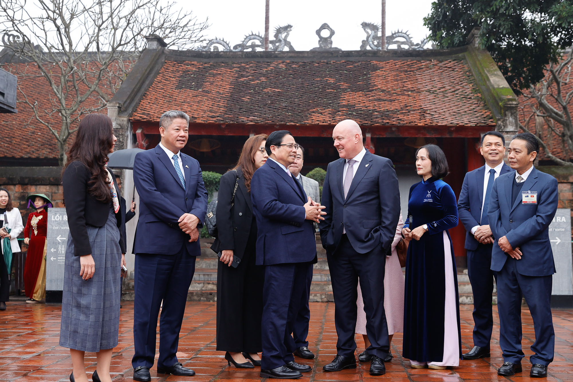 Thủ tướng Phạm Minh Ch&iacute;nh v&agrave; Thủ tướng New Zealand nghe h&aacute;t quan họ tại Văn Miếu - Quốc Tử Gi&aacute;m- Ảnh 5.