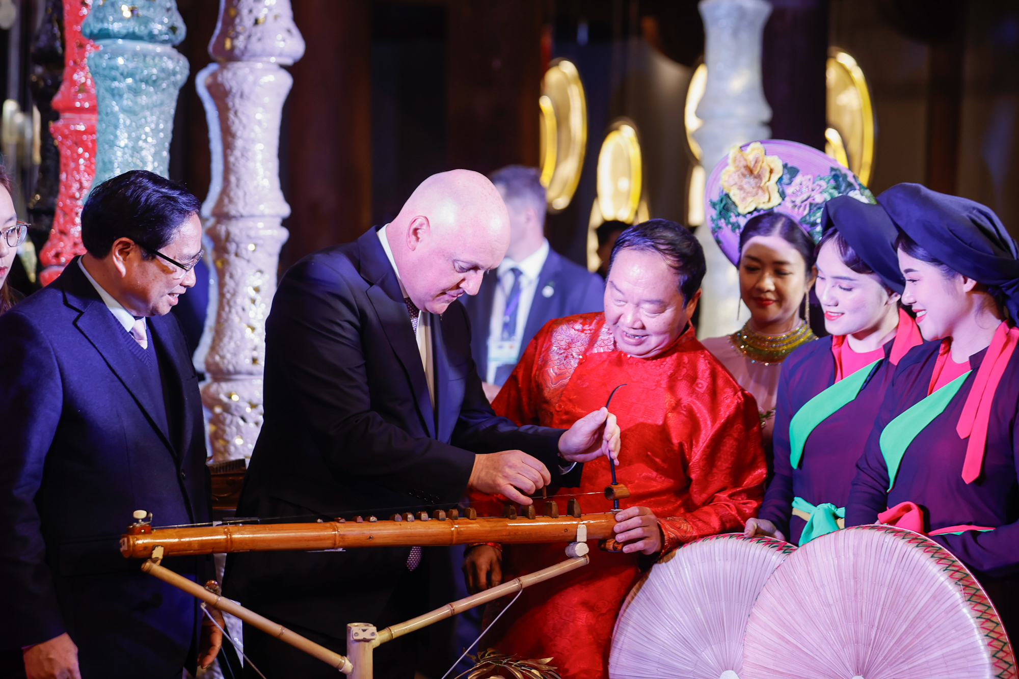 Thủ tướng Phạm Minh Ch&iacute;nh v&agrave; Thủ tướng New Zealand nghe h&aacute;t quan họ tại Văn Miếu - Quốc Tử Gi&aacute;m- Ảnh 10.